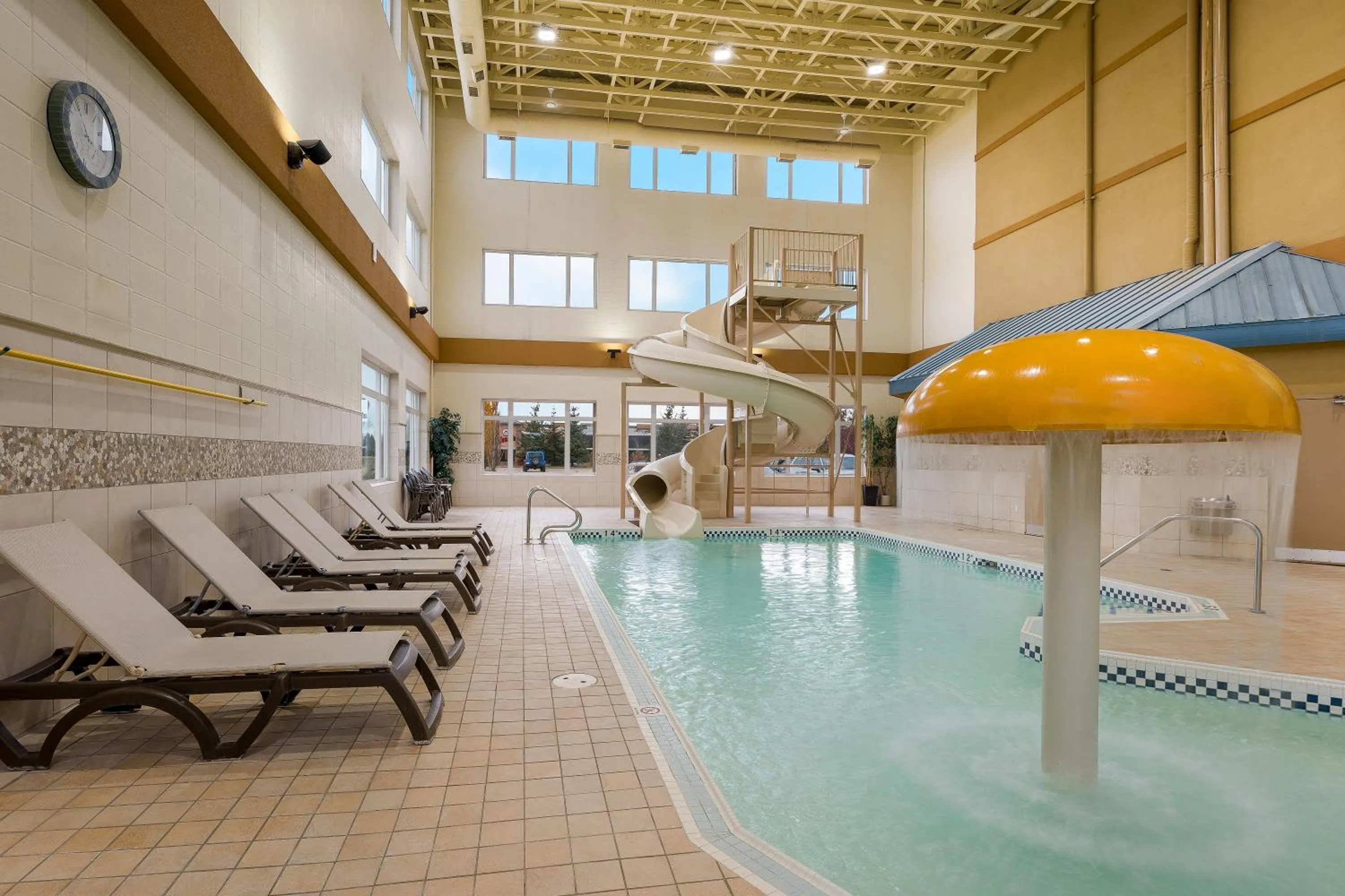 Swimming pool in Best Western Sunrise Inn & Suites