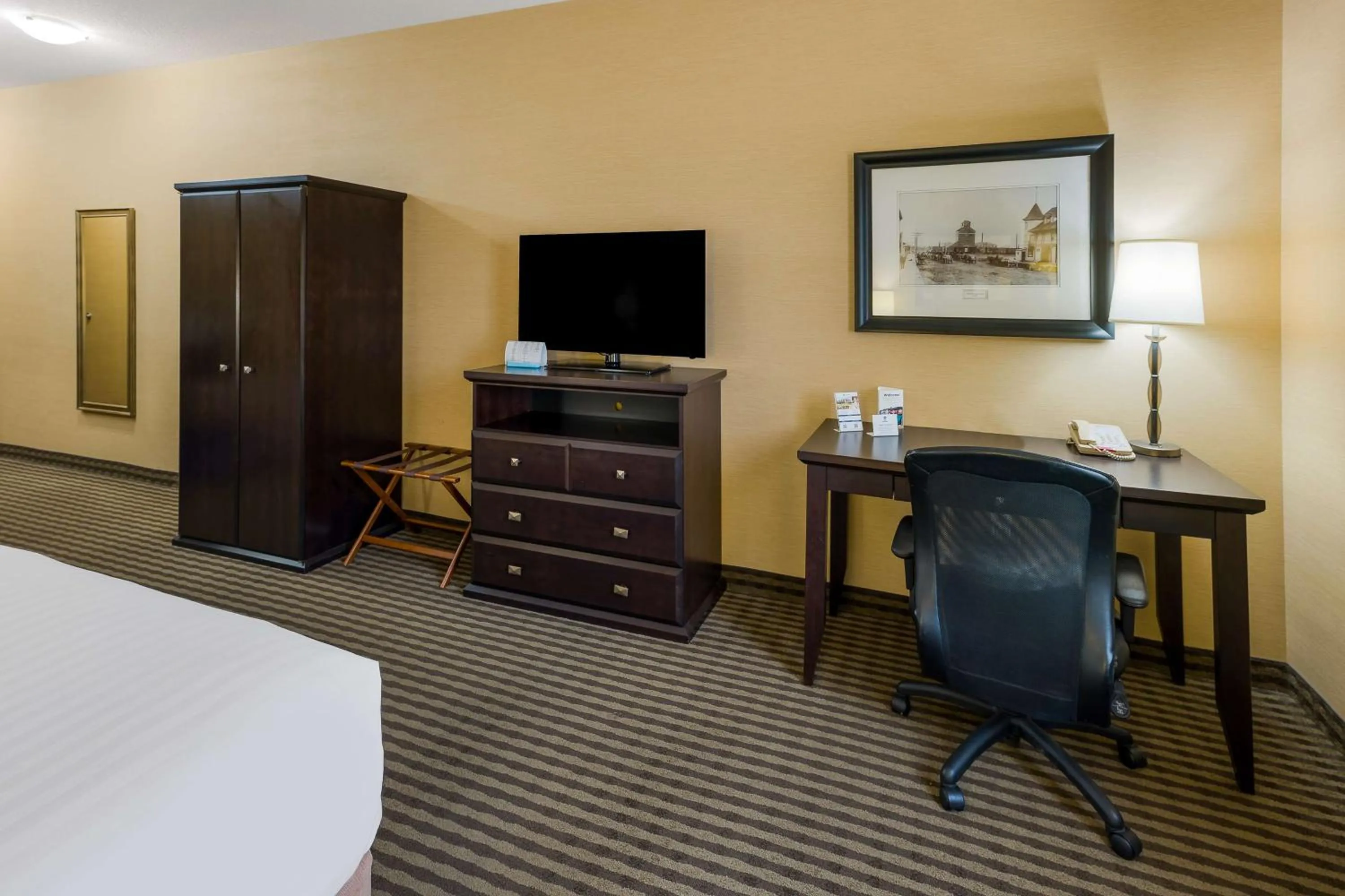 Bedroom, Bed in Best Western Sunrise Inn & Suites