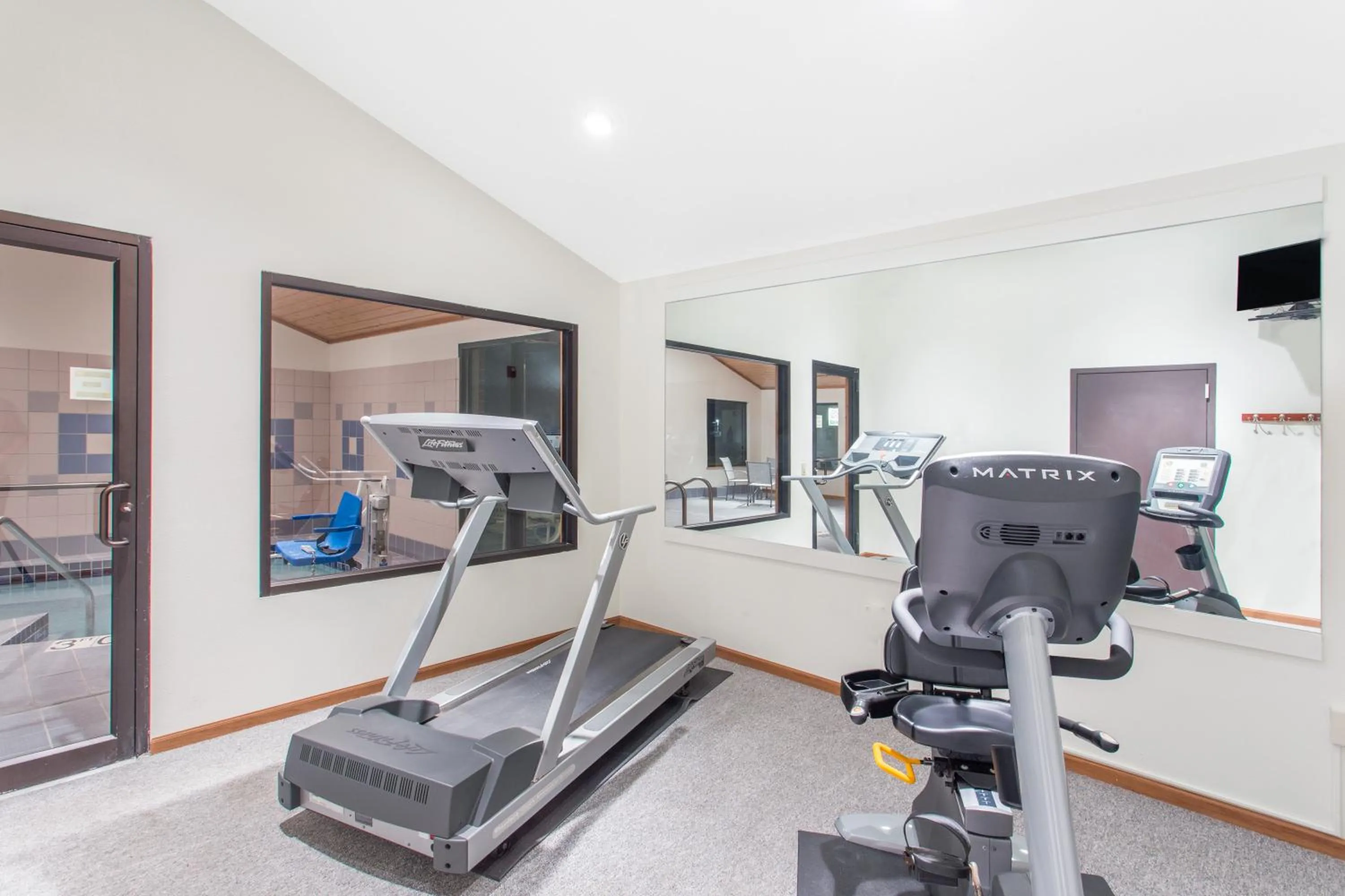 Fitness centre/facilities in Super 8 by Wyndham Dodgeville
