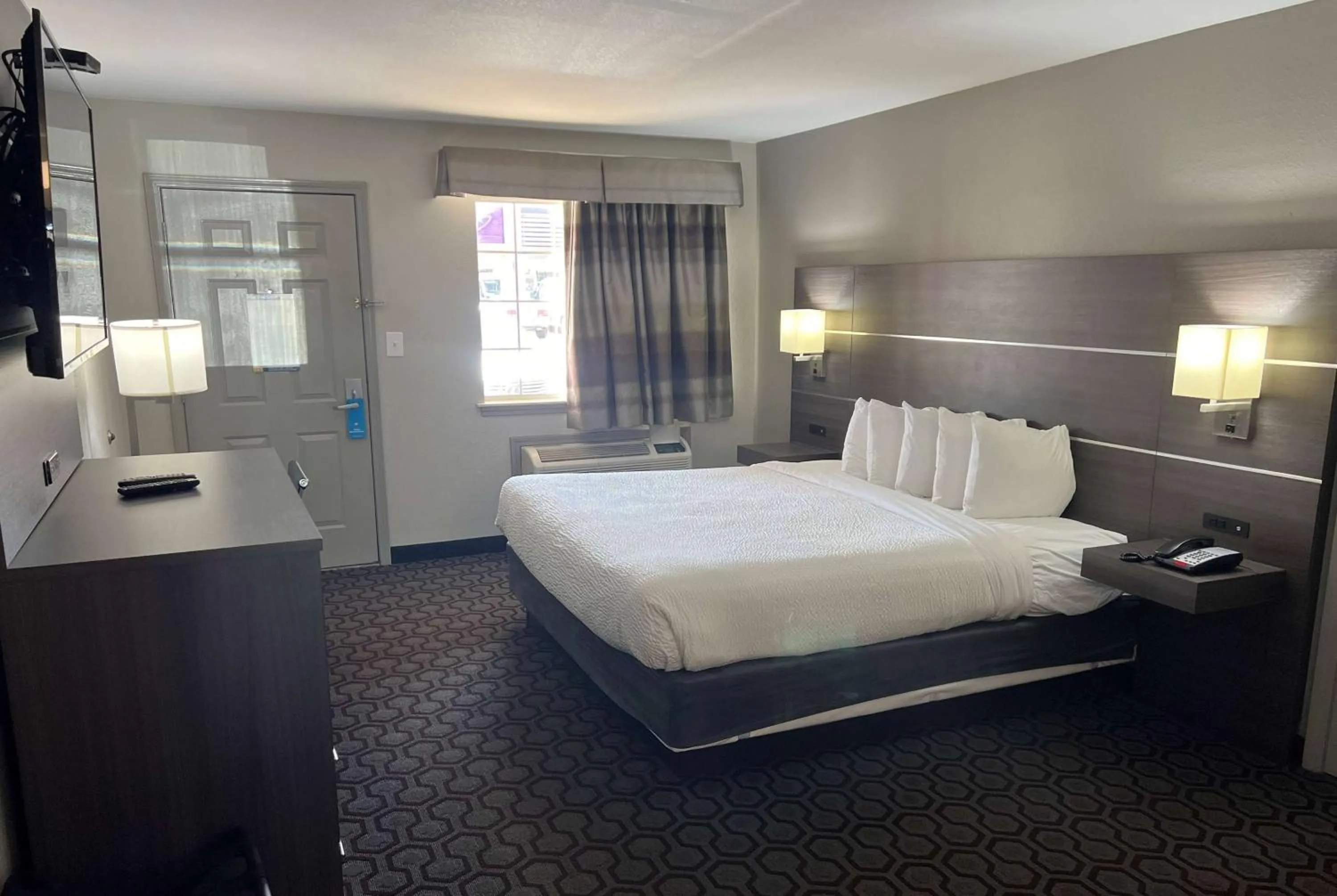 Photo of the whole room, Bed in Days Inn by Wyndham Wagoner
