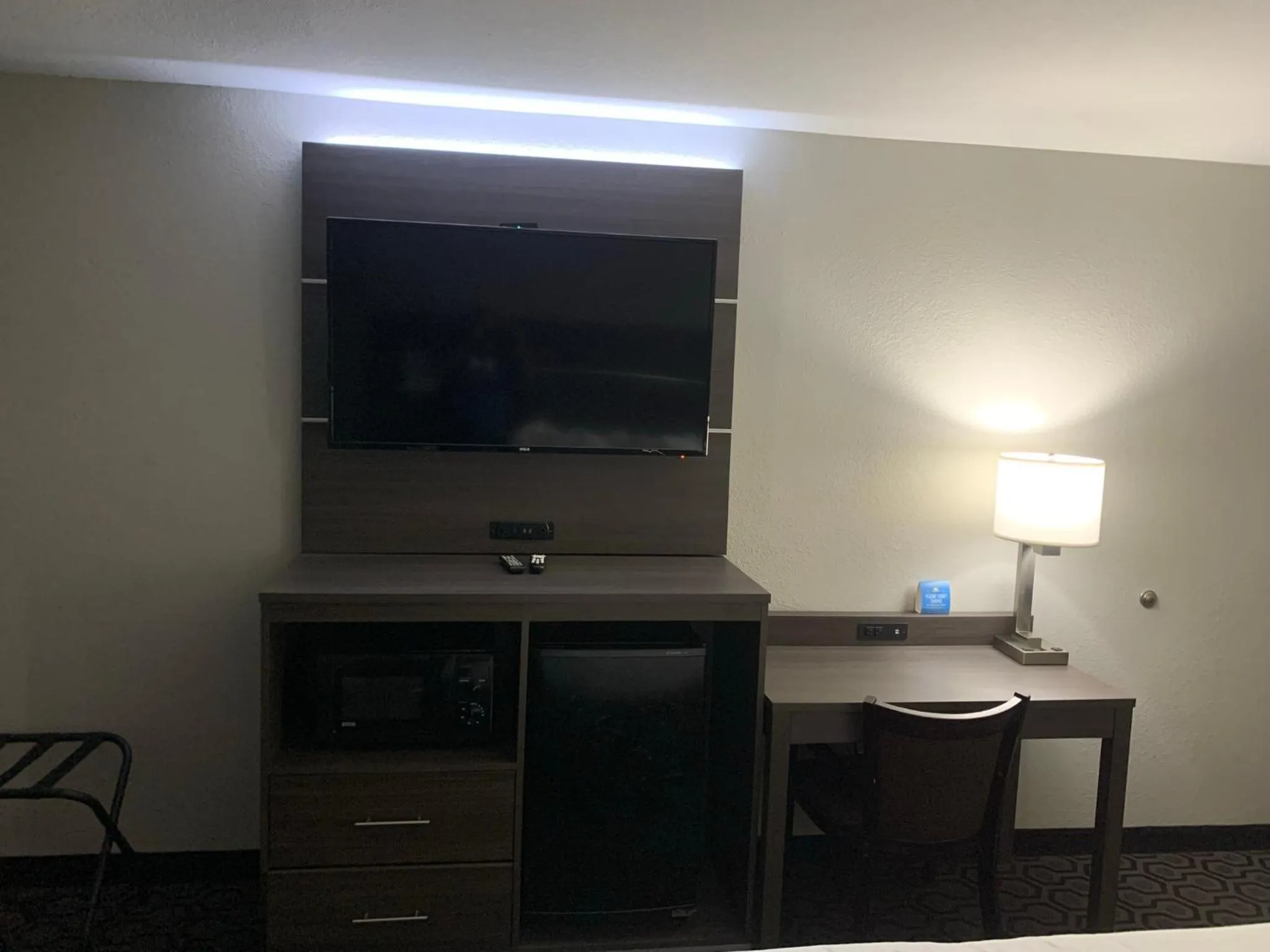 TV and multimedia in Days Inn by Wyndham Wagoner