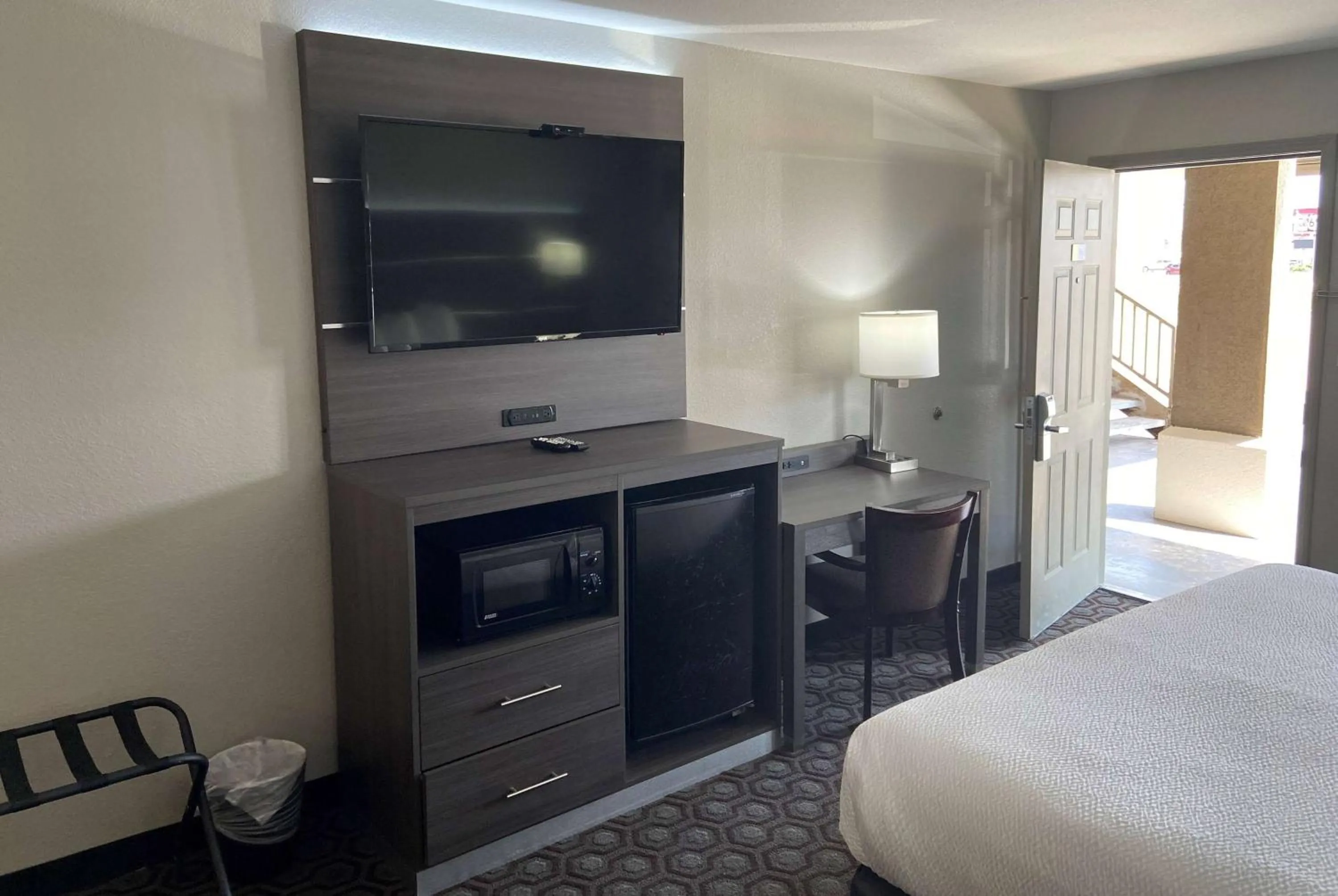 TV and multimedia, Bed in Days Inn by Wyndham Wagoner