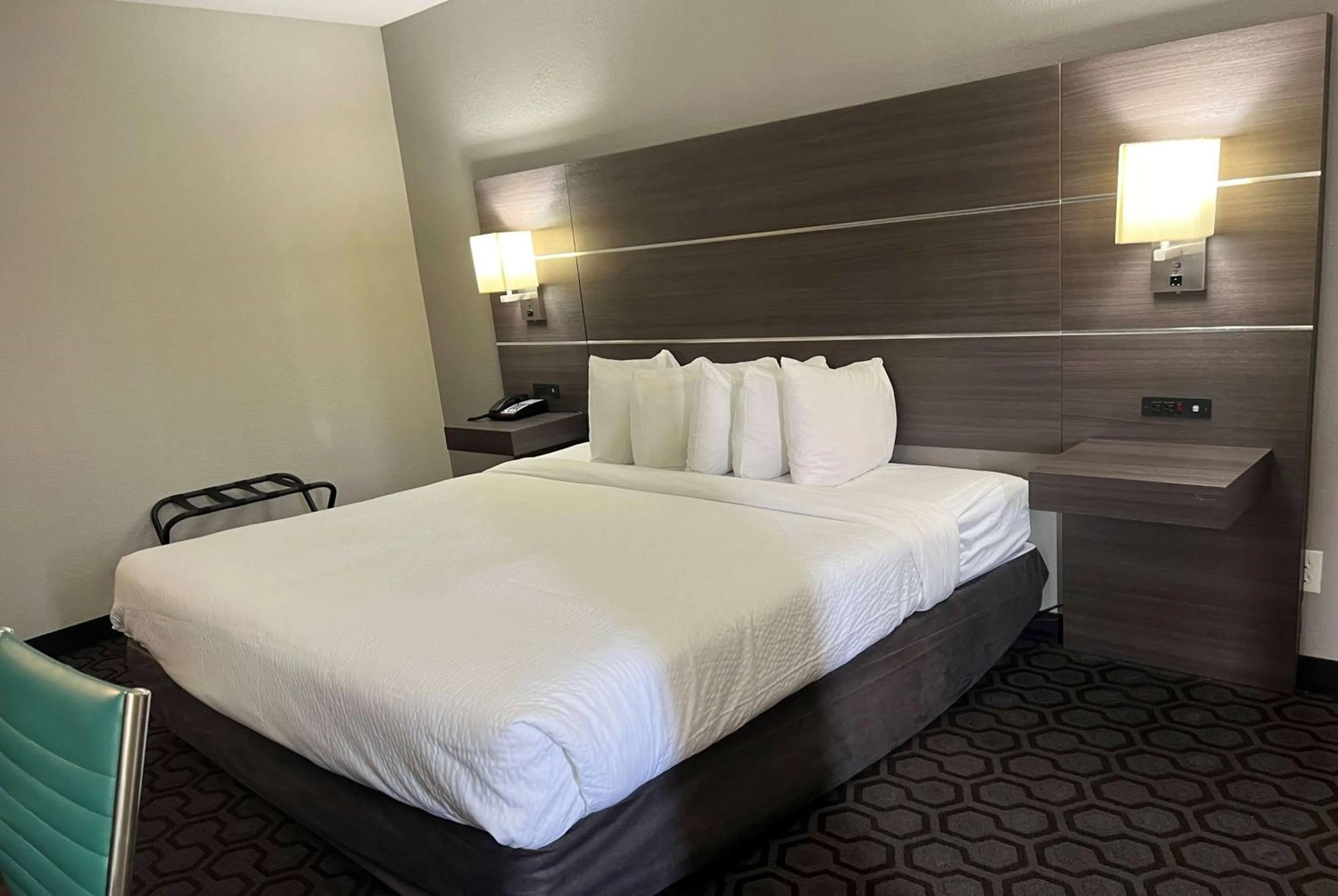 Photo of the whole room, Bed in Days Inn by Wyndham Wagoner