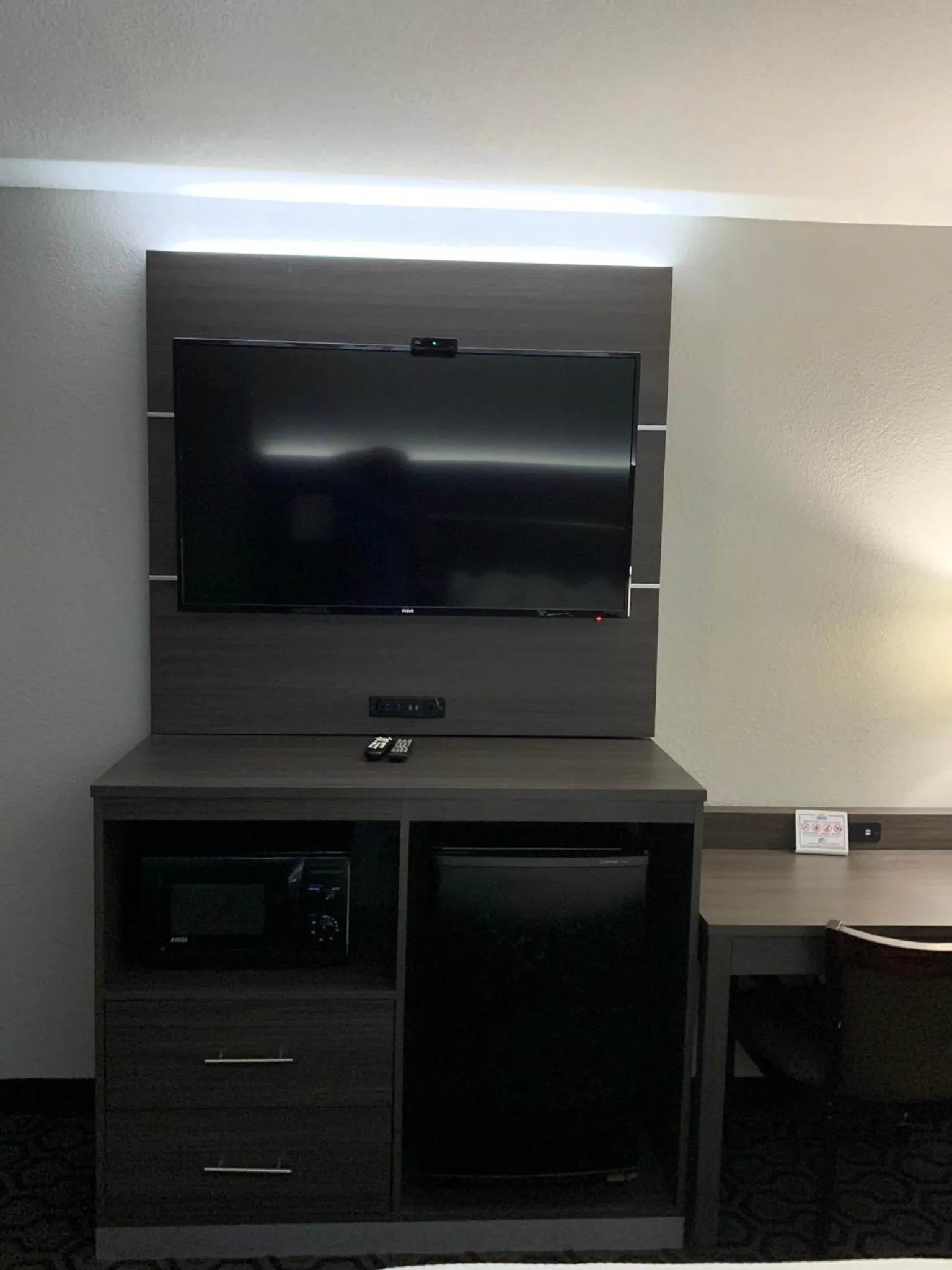 TV and multimedia in Days Inn by Wyndham Wagoner