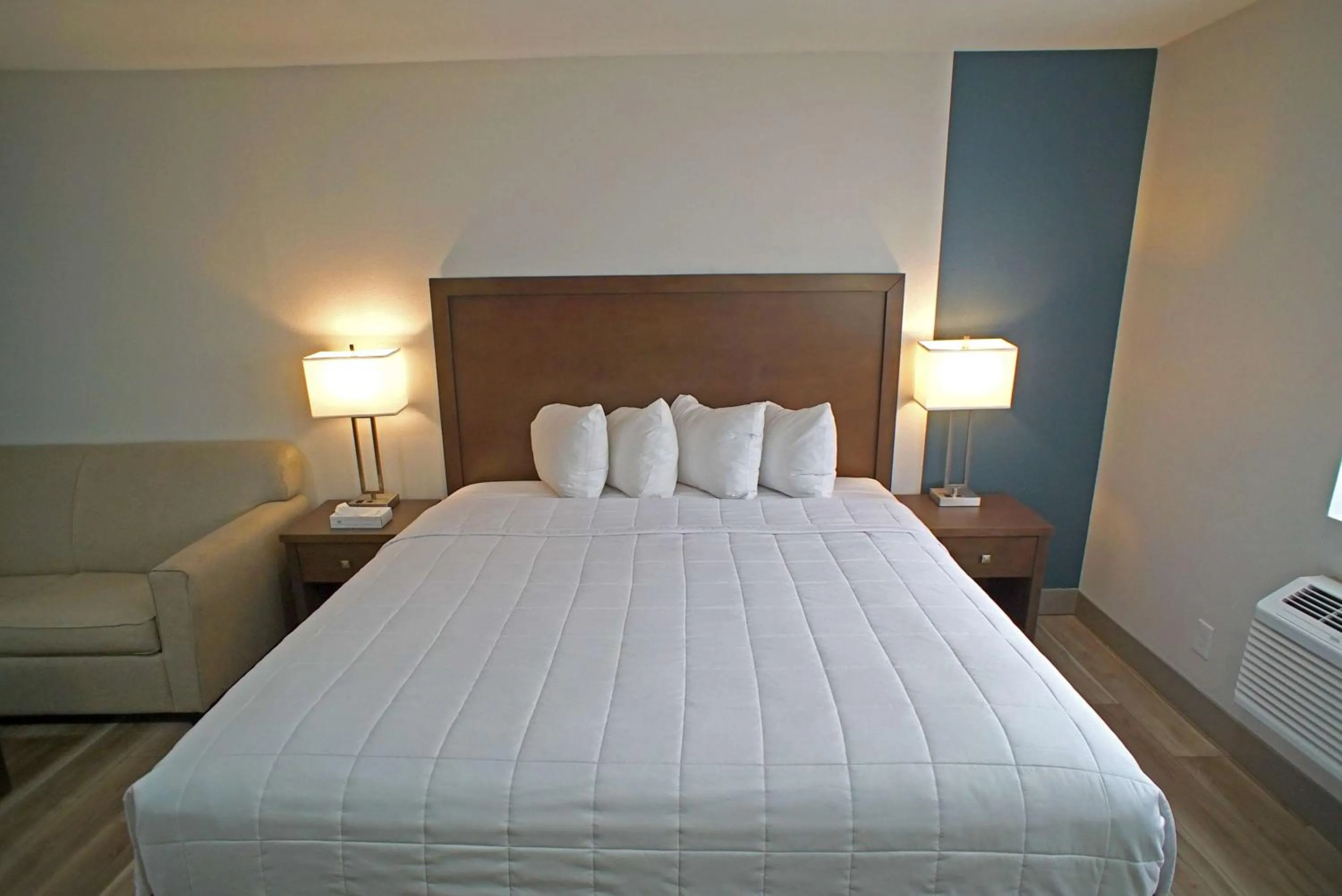 Photo of the whole room, Bed in Baymont by Wyndham Monte Vista