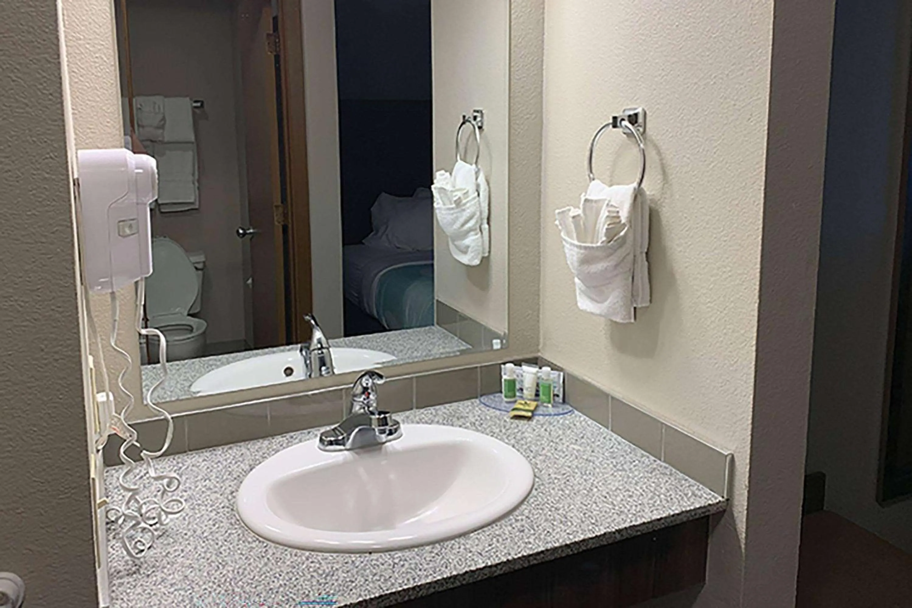 TV and multimedia, Bathroom in Sandhill Inn & Suites