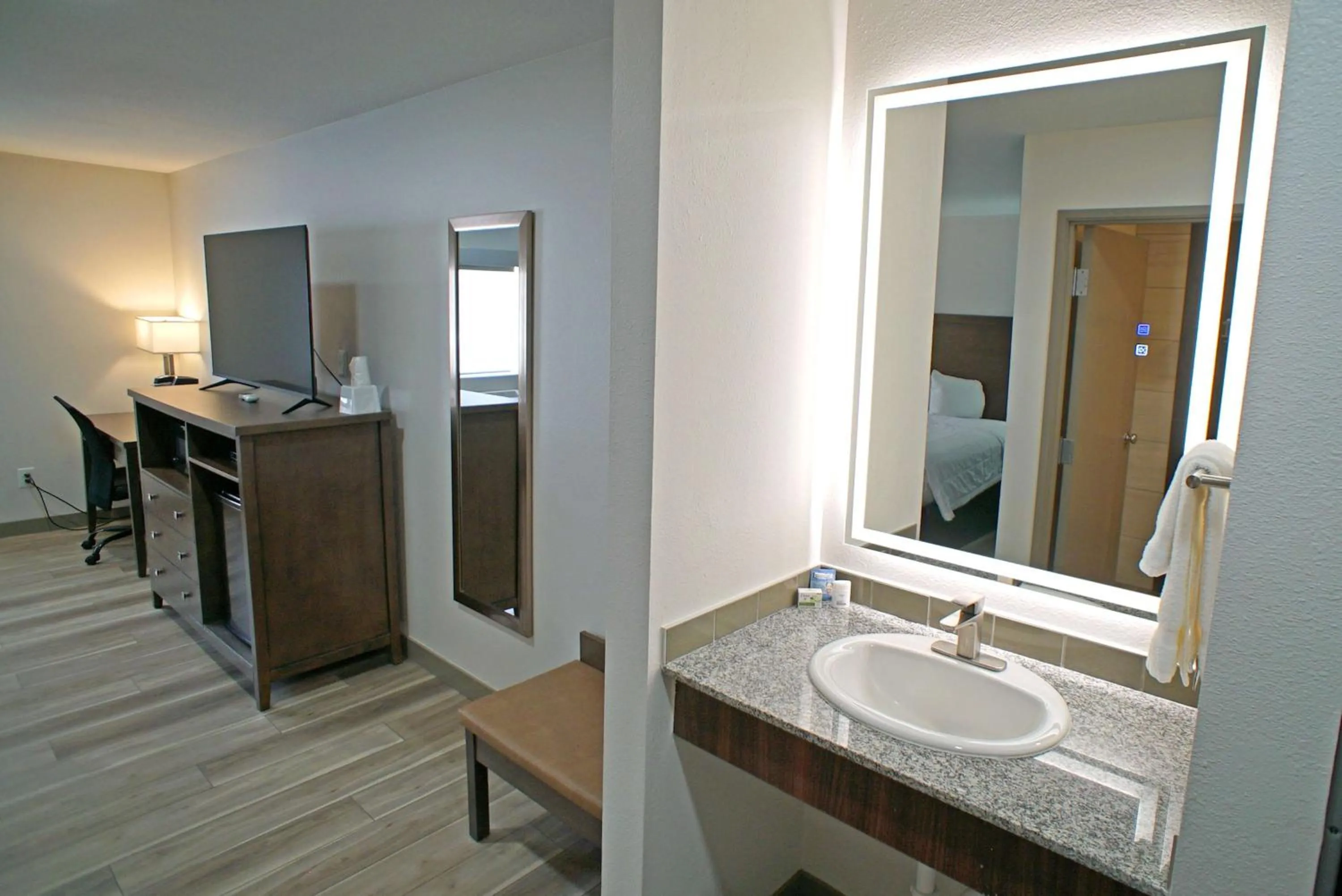 Photo of the whole room in Baymont by Wyndham Monte Vista