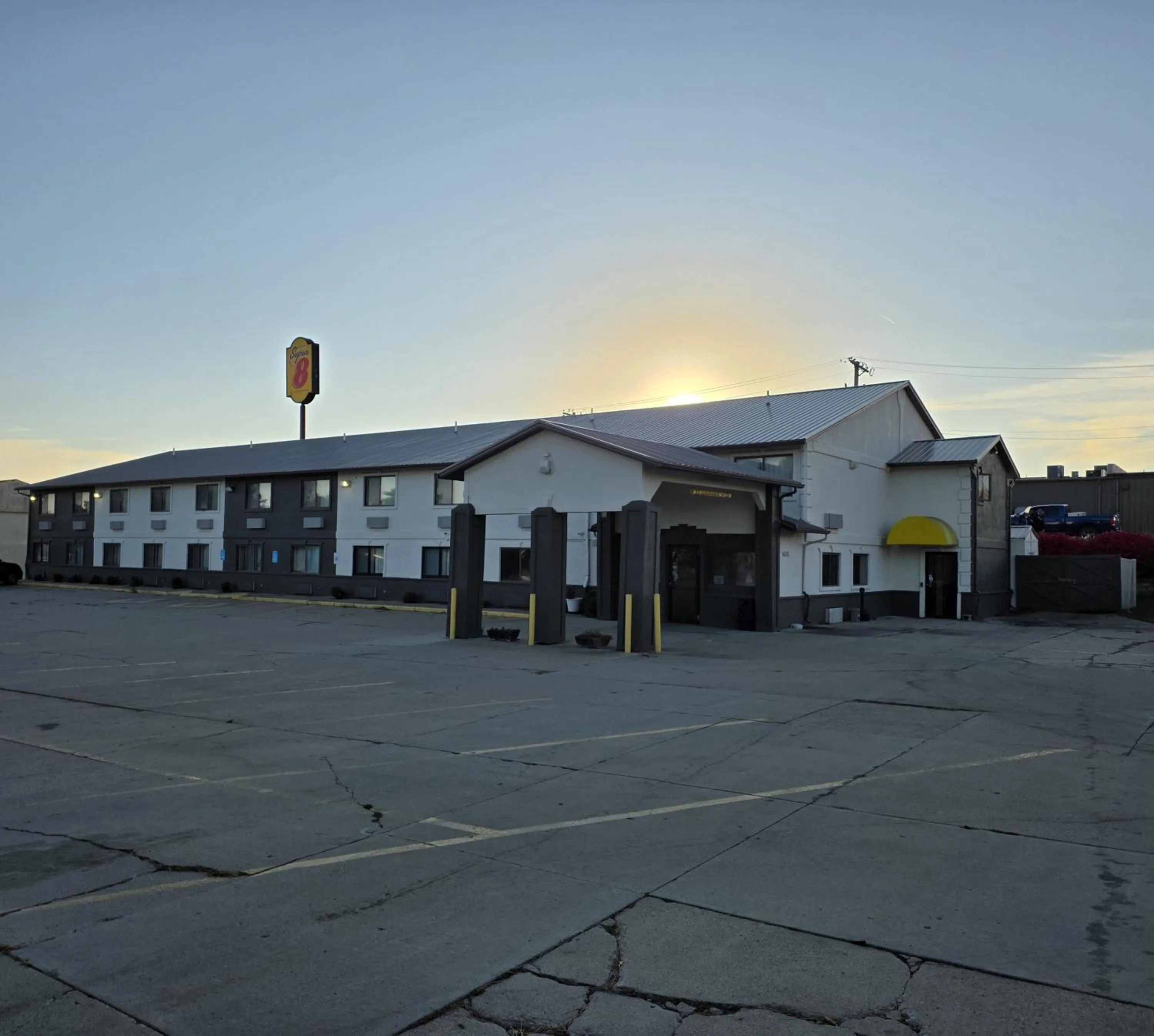 Super 8 by Wyndham Newton