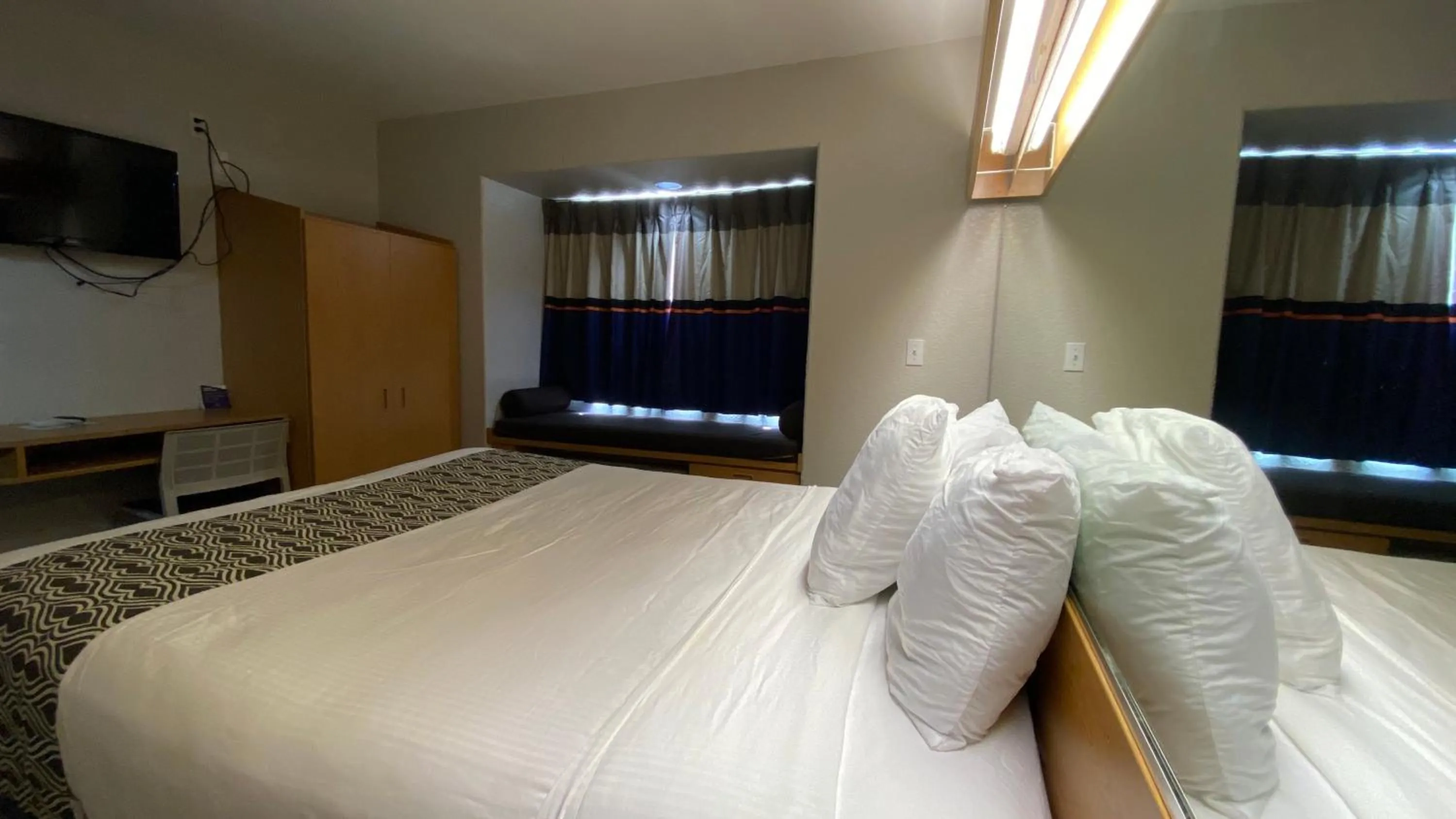 Bed in Microtel Inn & Suites by Wyndham Ardmore