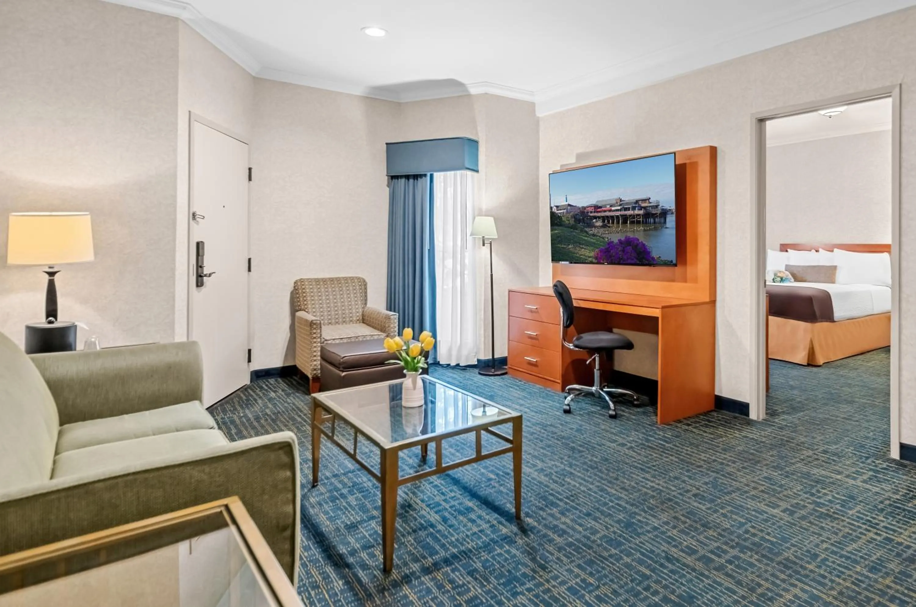 Living room, Bed in Best Western De Anza Inn