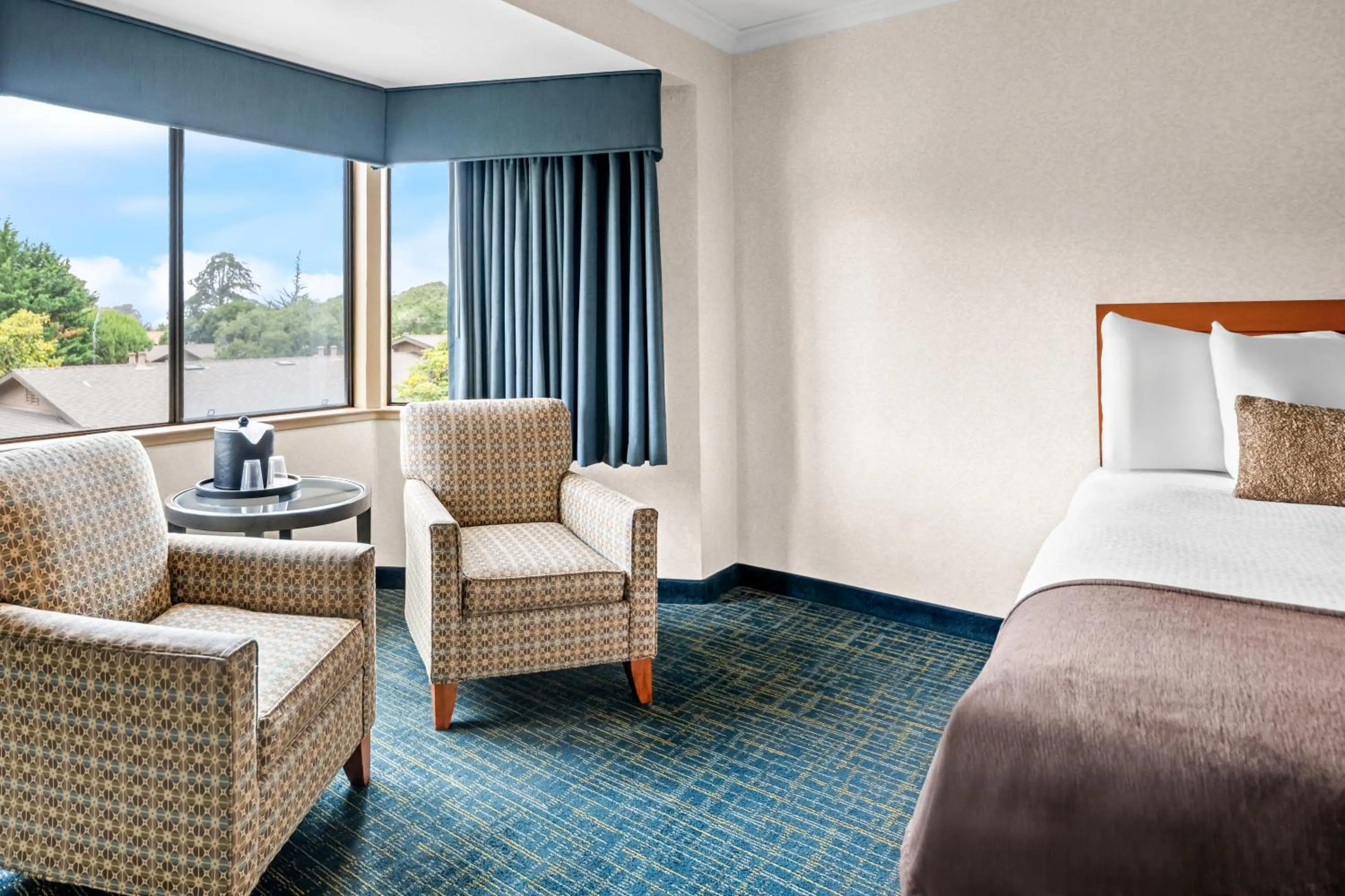 Seating area, Bed in Best Western De Anza Inn