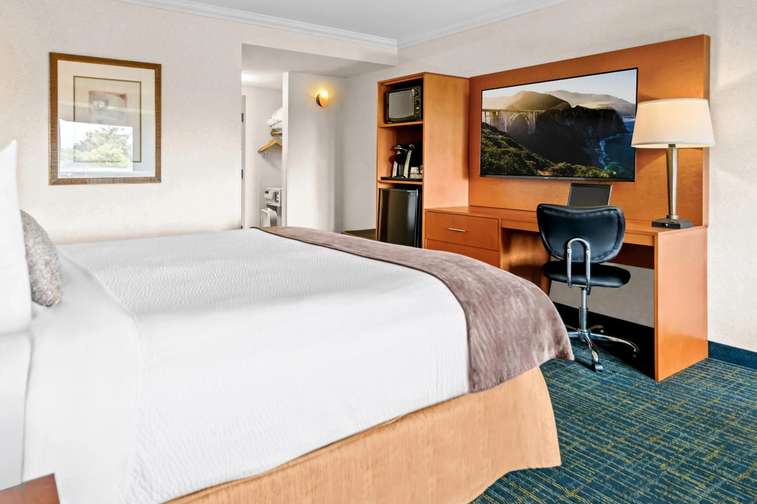 Bedroom, Bed in Best Western De Anza Inn