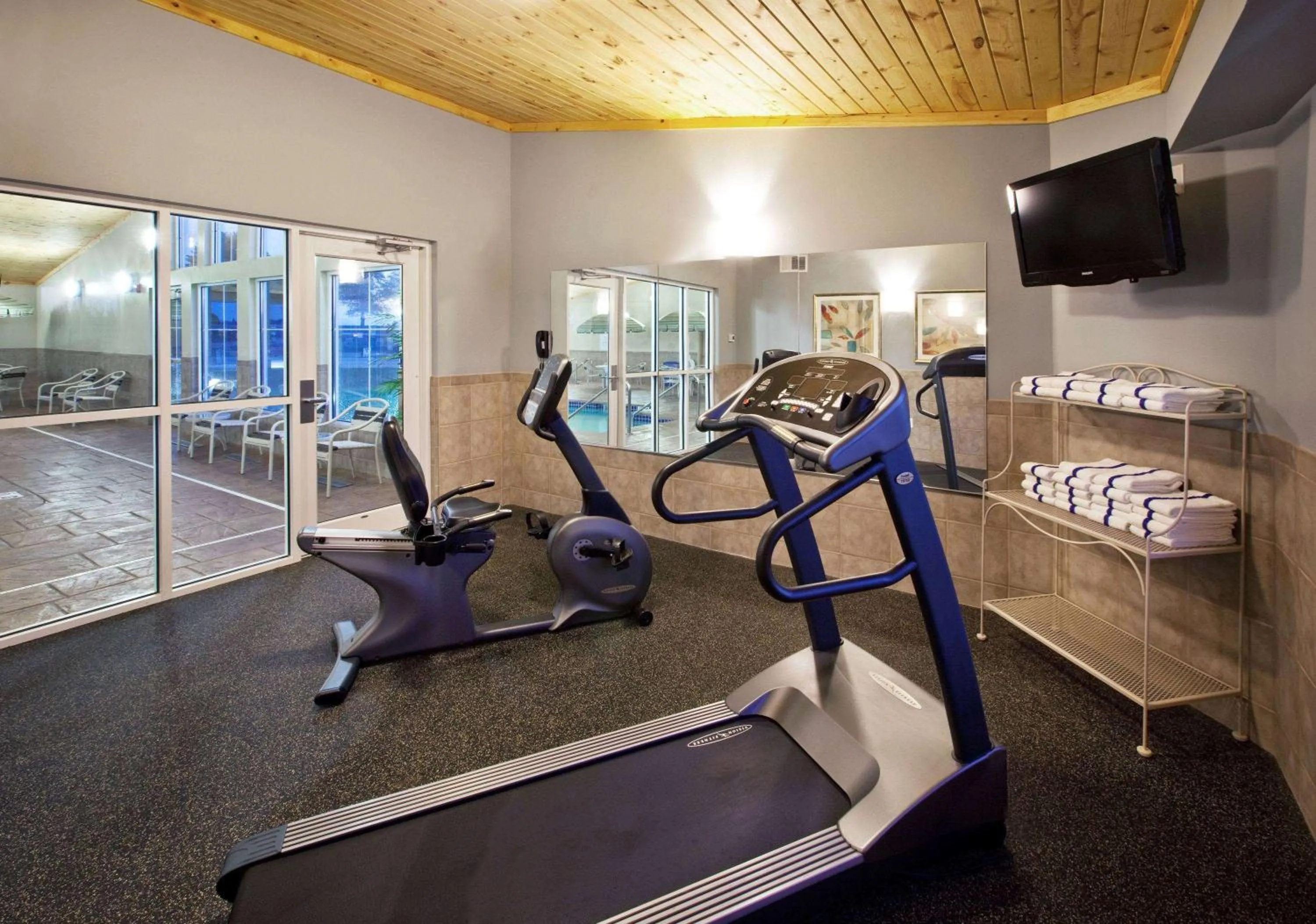 Fitness centre/facilities in AmericInn by Wyndham Osage