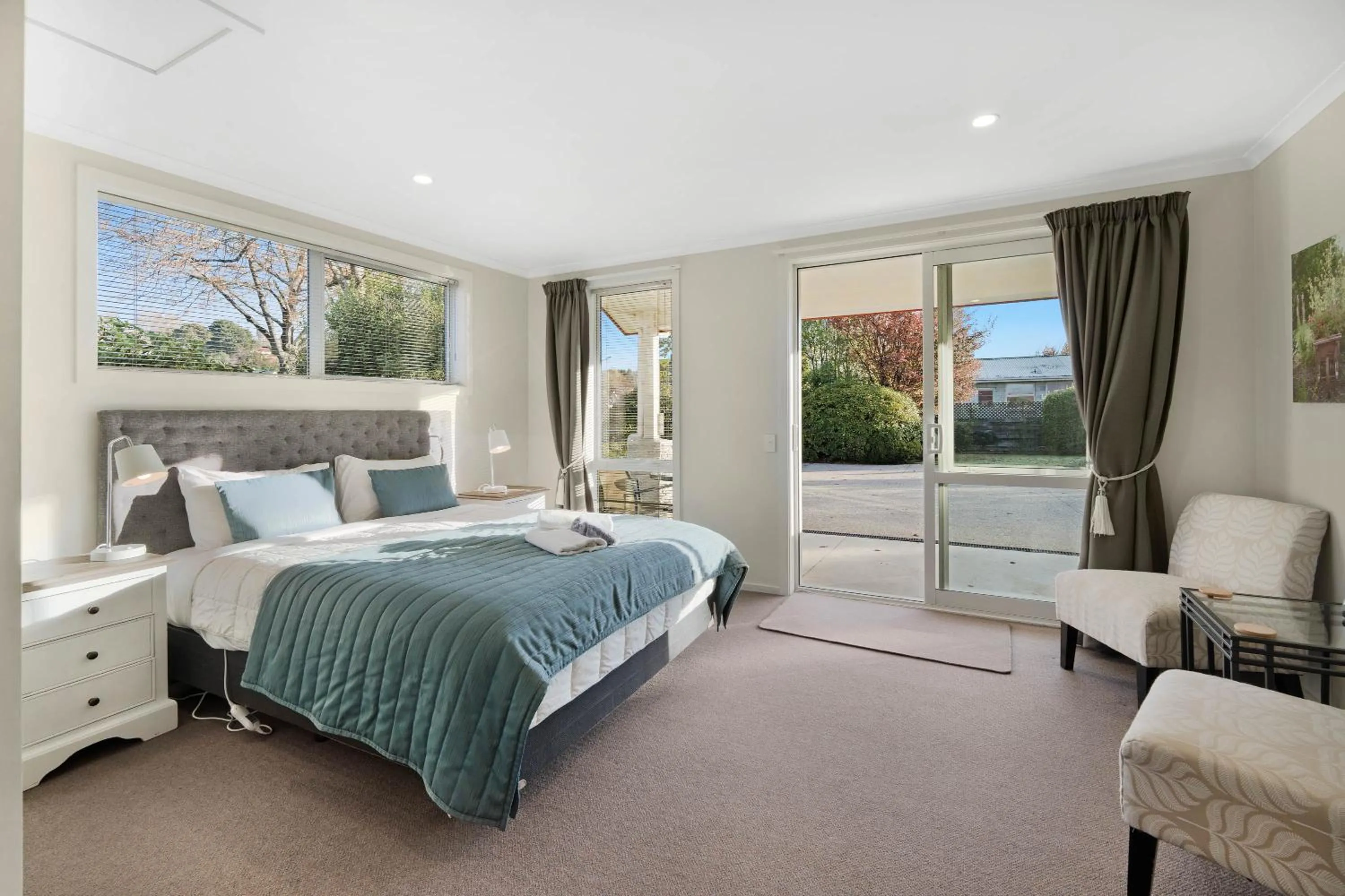 Patio, Bed in ASURE Oakleigh Motel