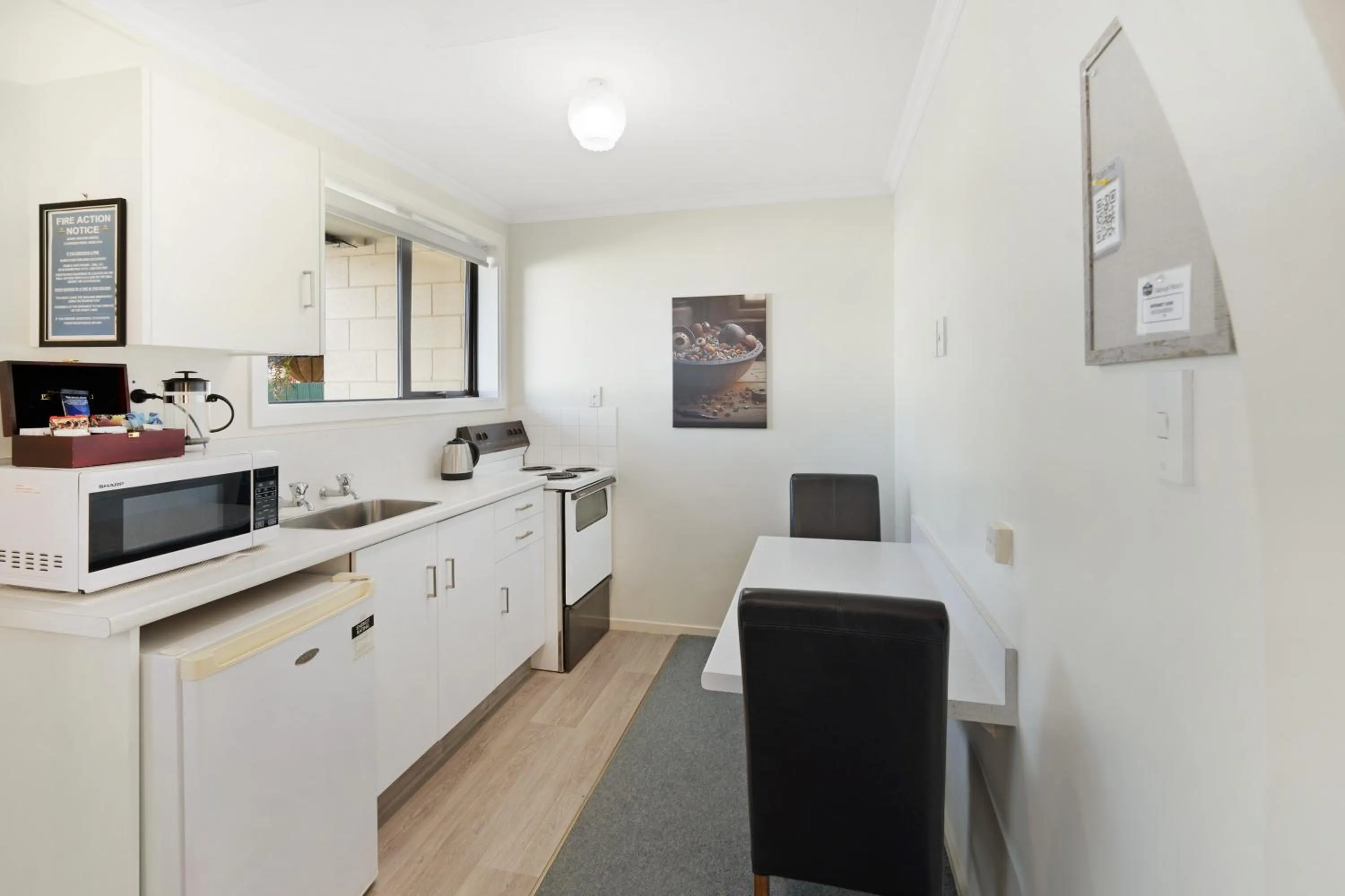 Kitchen or kitchenette in ASURE Oakleigh Motel