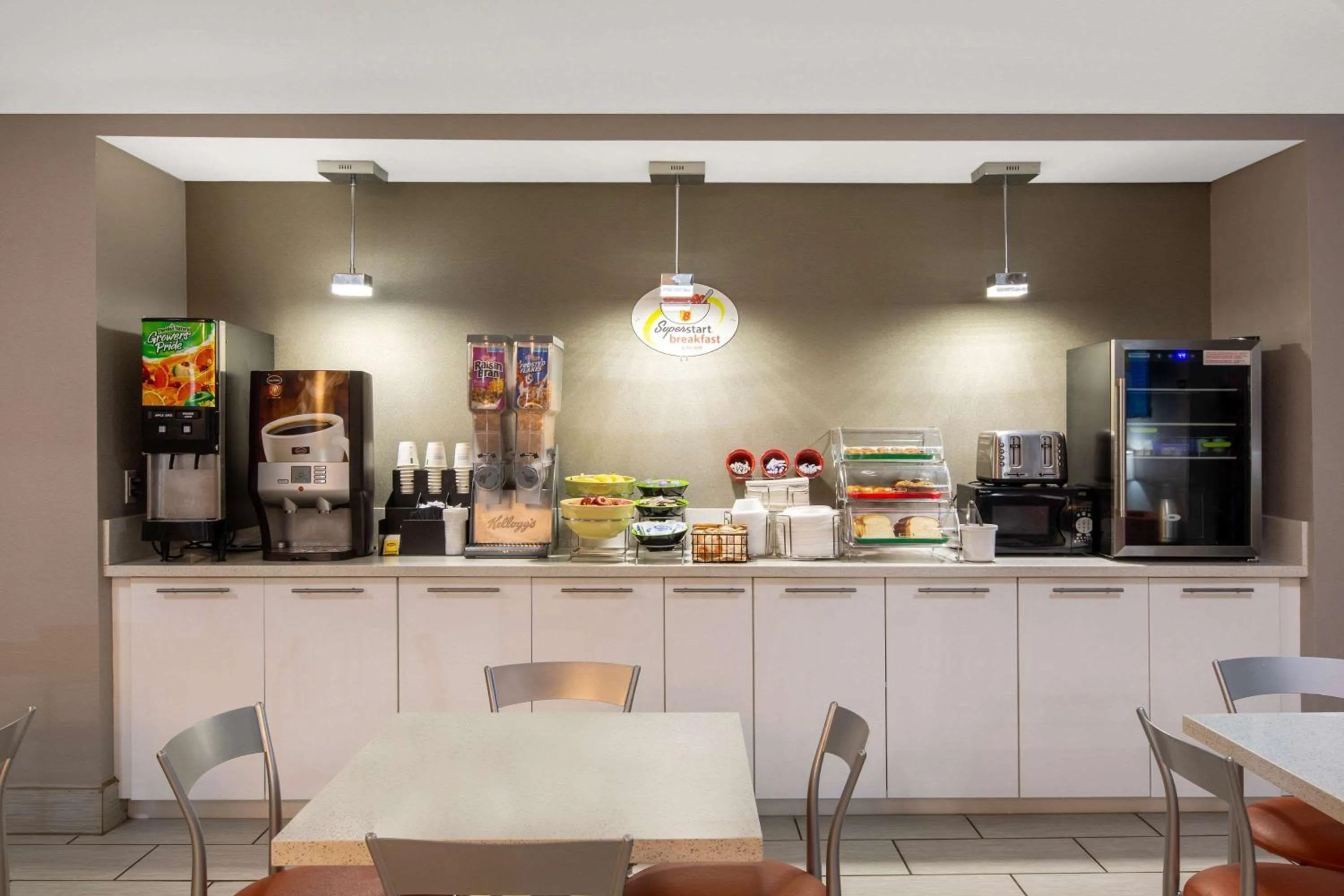 Restaurant/places to eat in Super 8 by Wyndham Ottawa