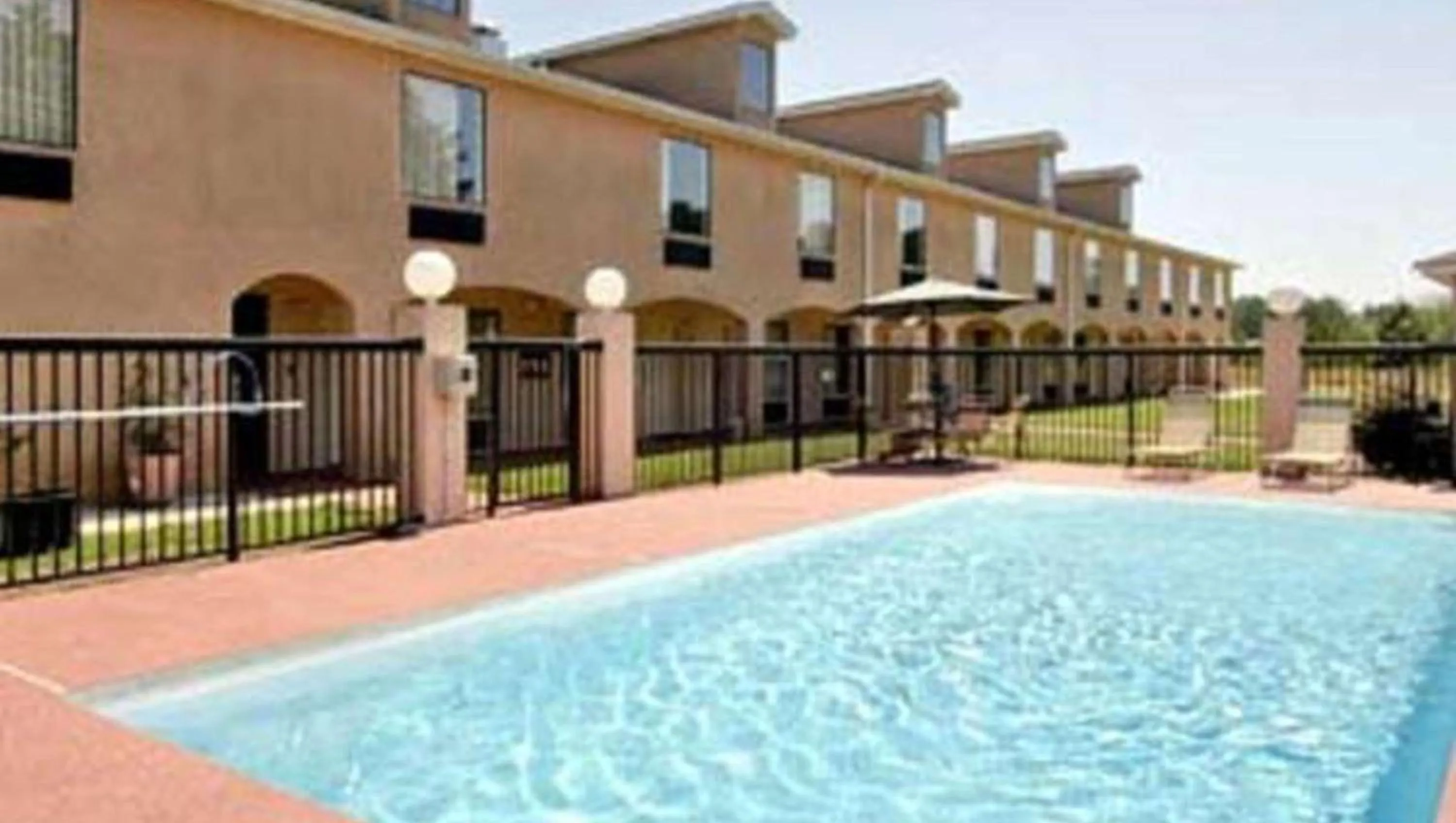 Swimming pool in Gray Inn & Suites