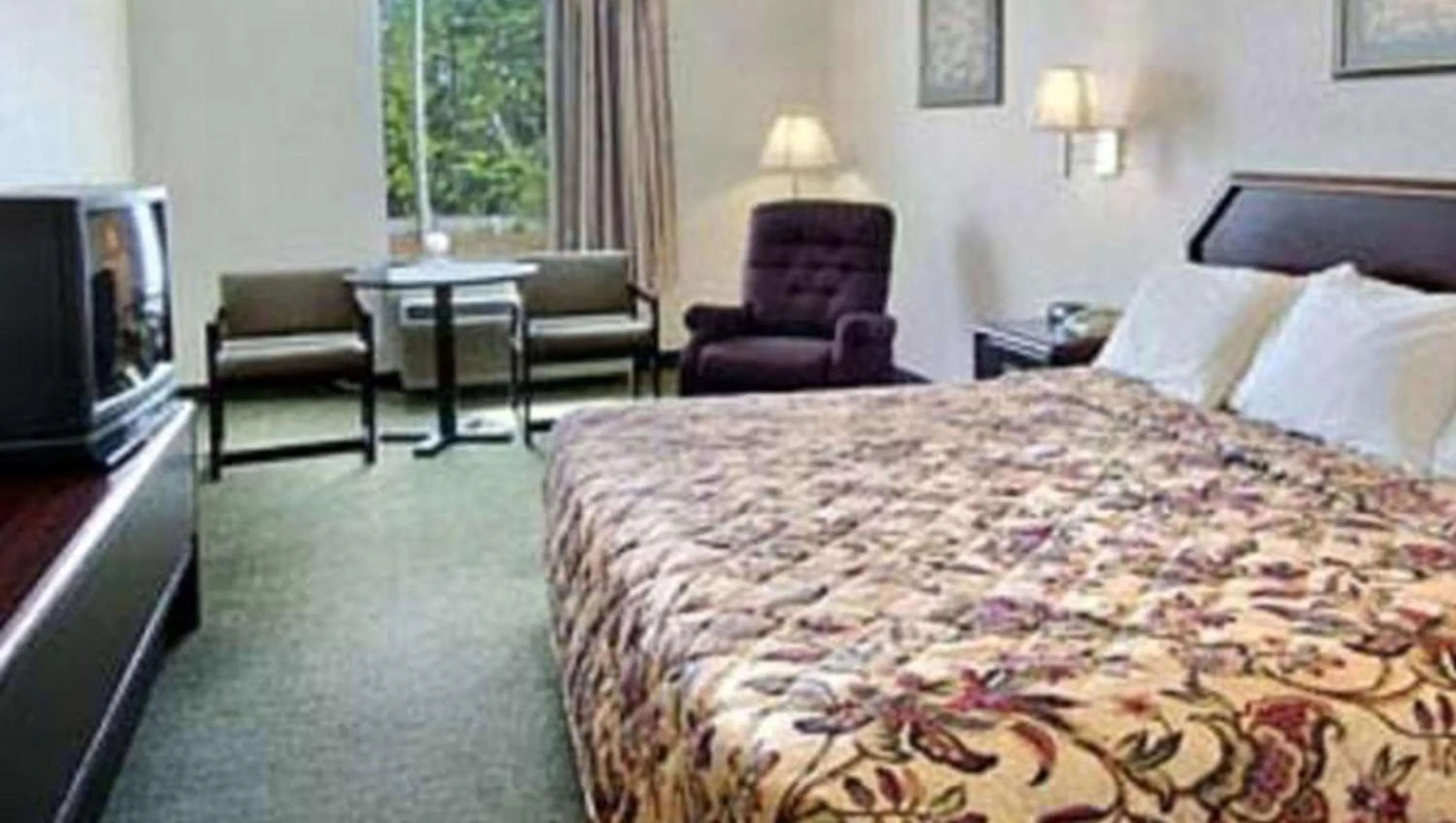 Photo of the whole room, Bed in Gray Inn & Suites