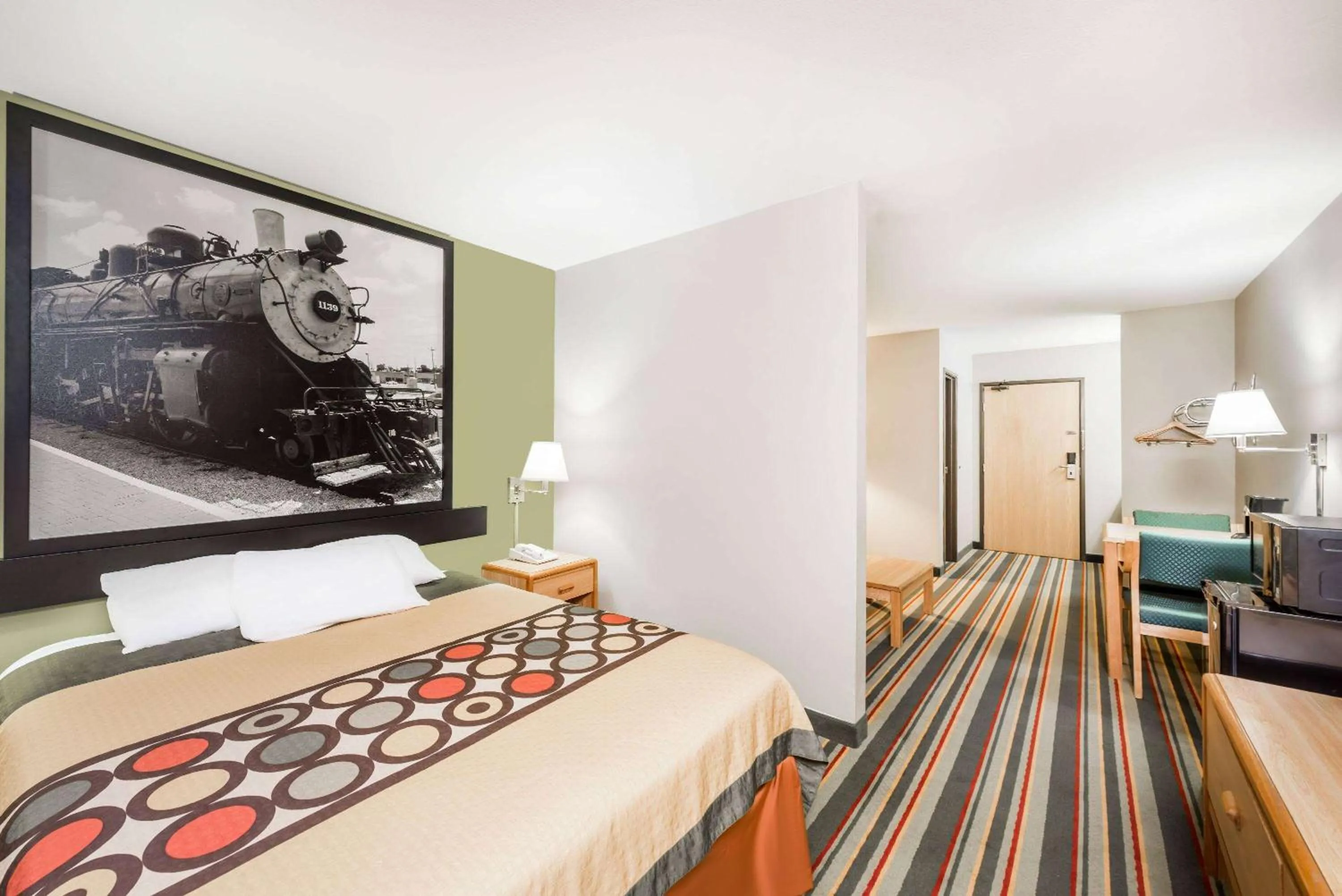 Photo of the whole room, Bed in Super 8 by Wyndham Chanute