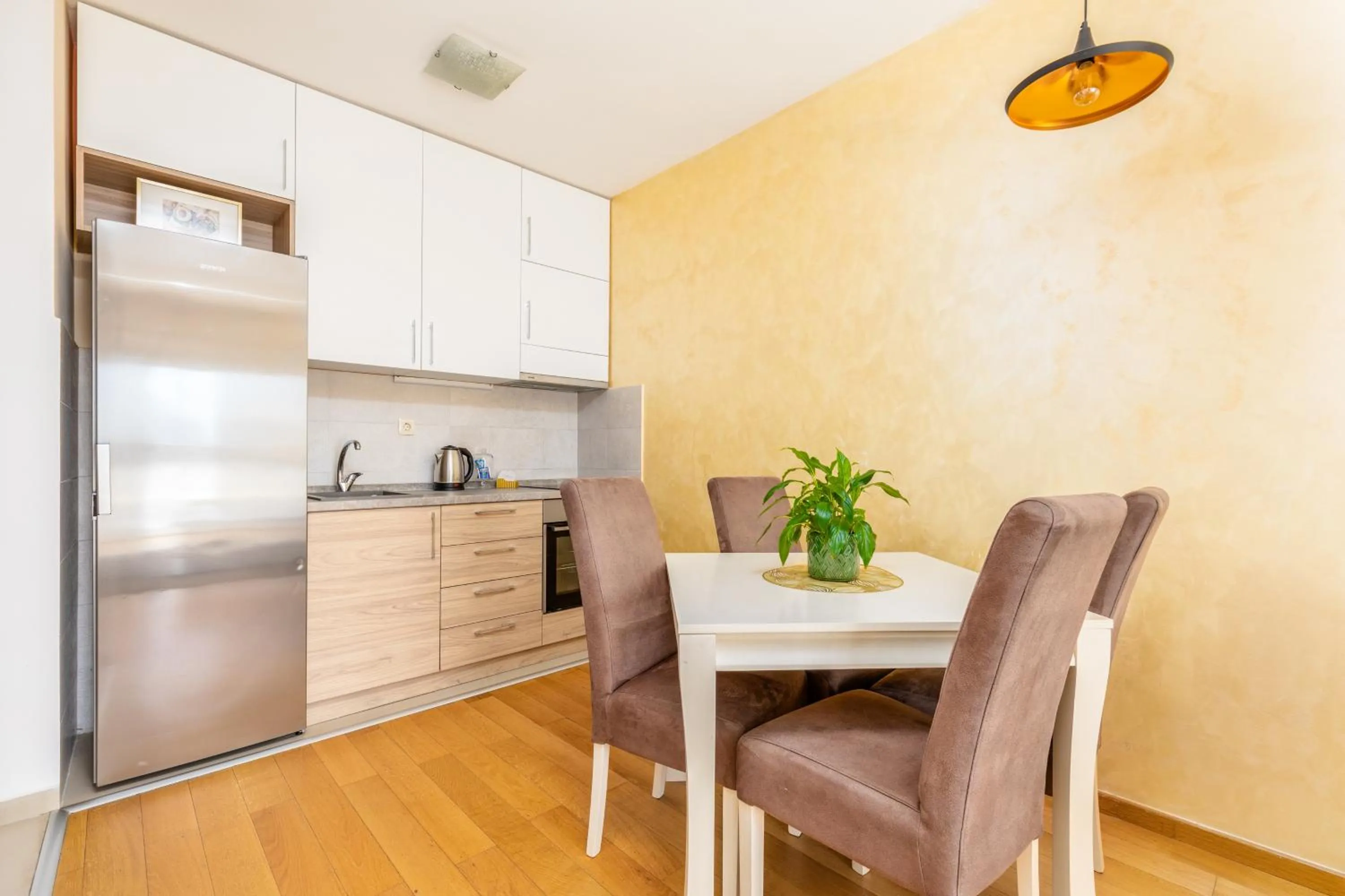 Dining area in Apart hotel M S KATUNJANIN