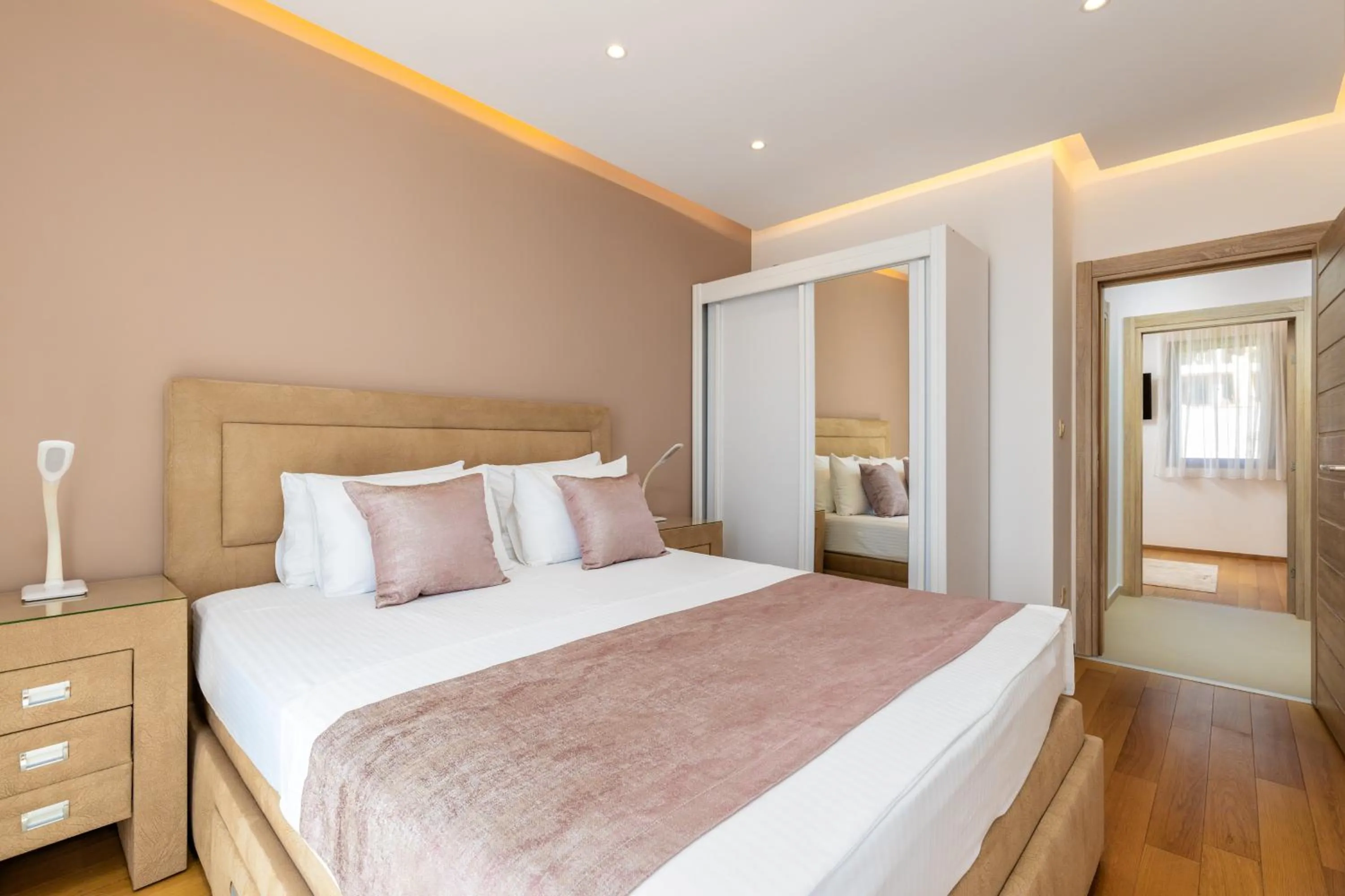 Bedroom, Bed in Apart hotel M S KATUNJANIN