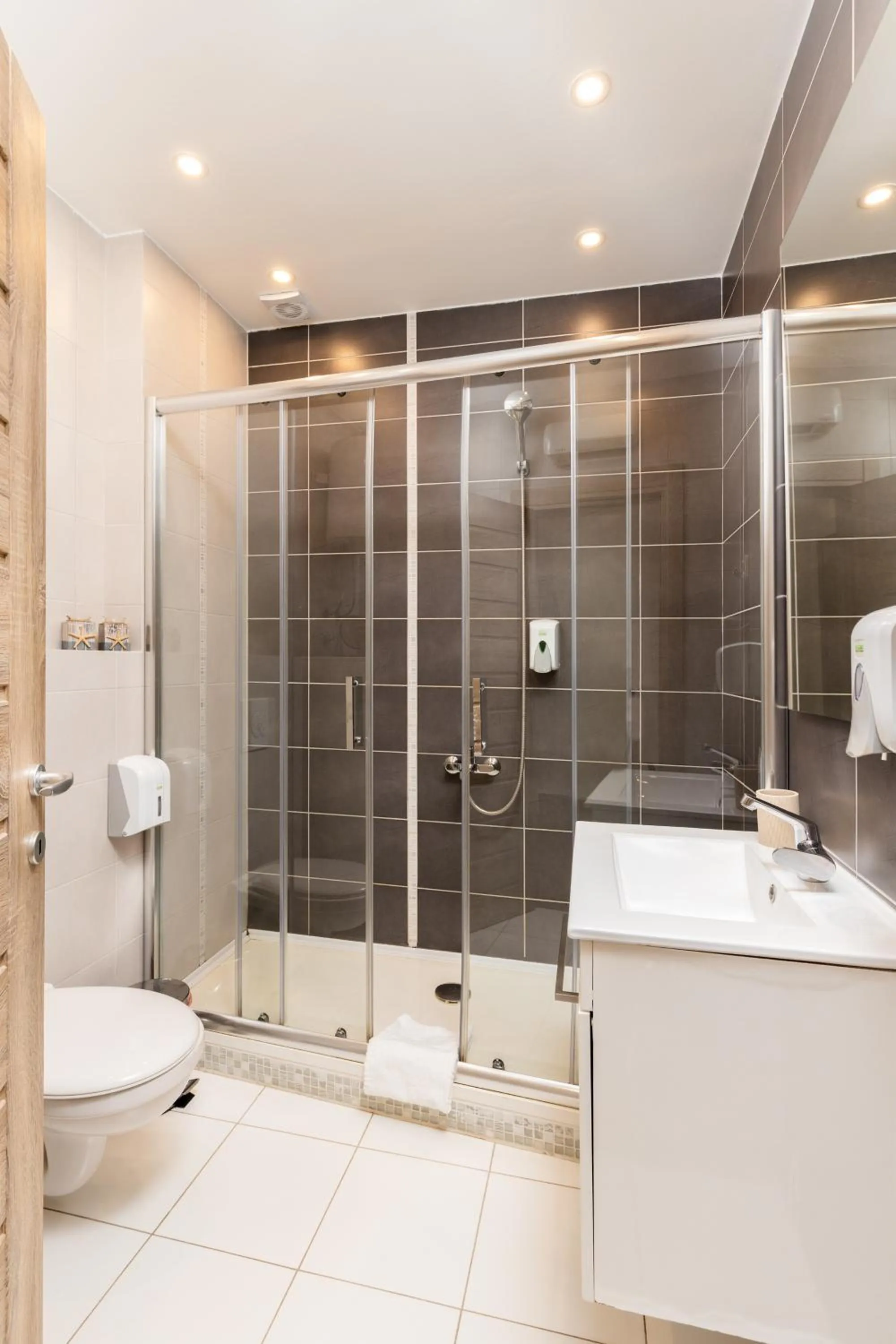 Shower in Apart hotel M S KATUNJANIN
