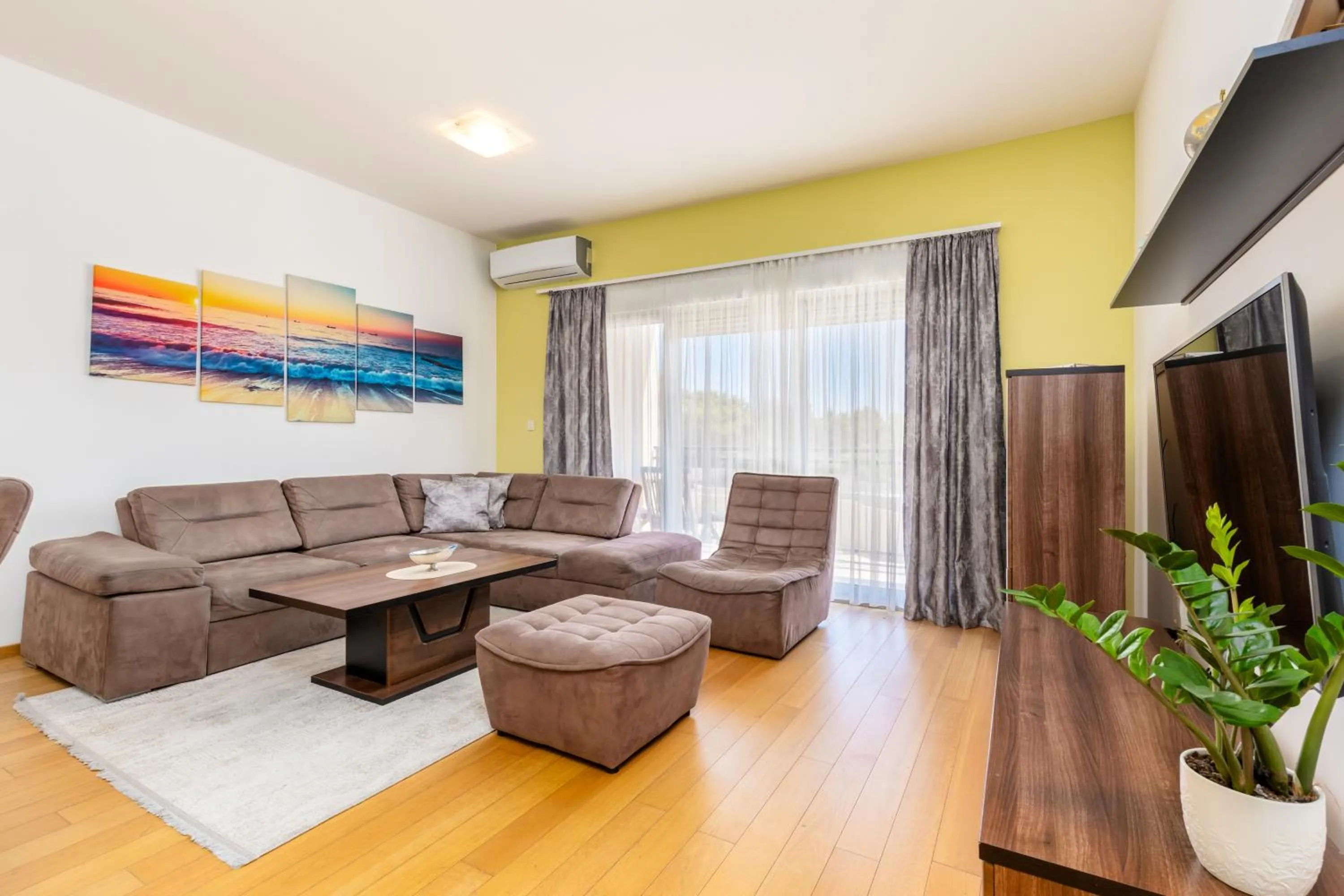 TV and multimedia in Apart hotel M S KATUNJANIN