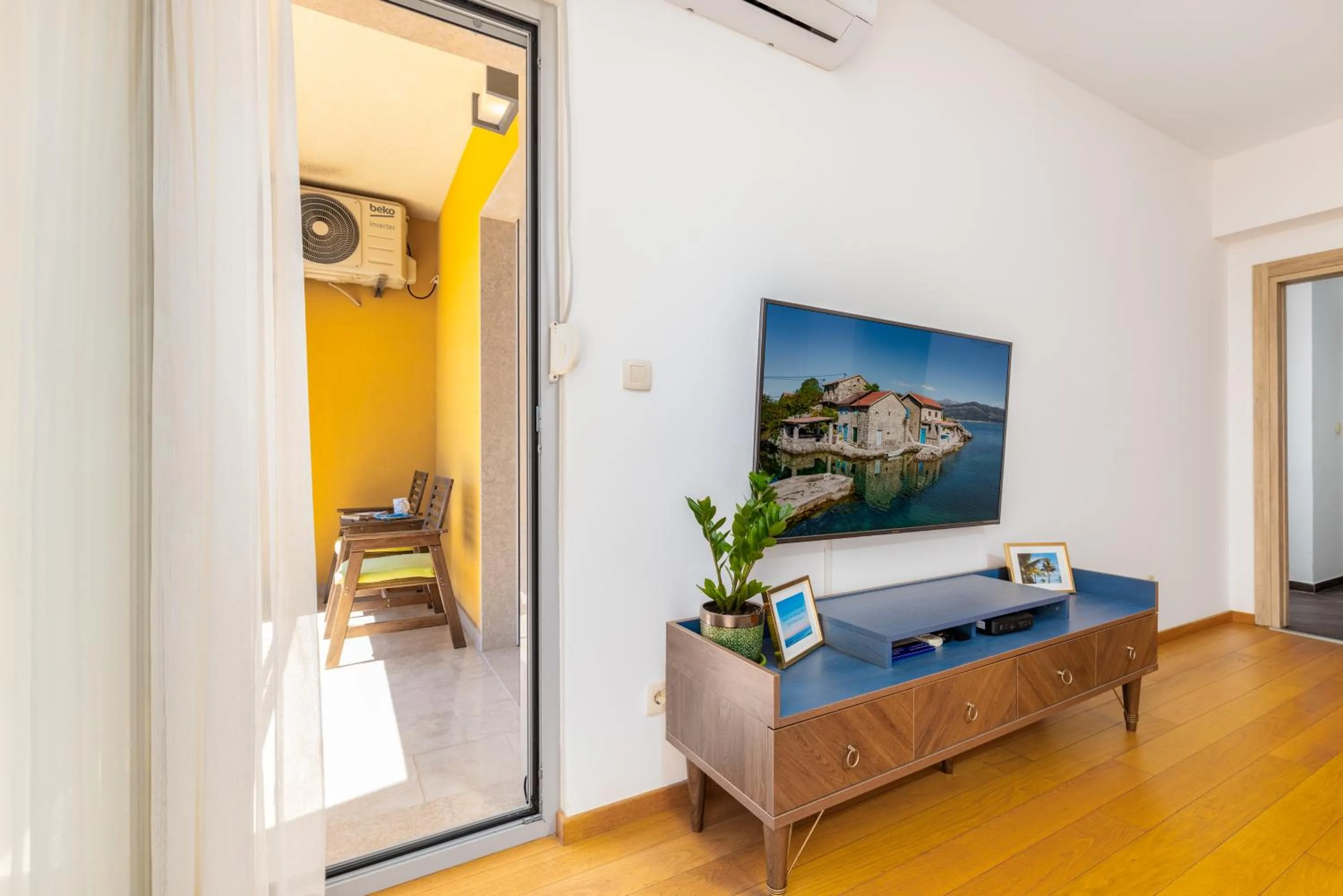 TV and multimedia in Apart hotel M S KATUNJANIN