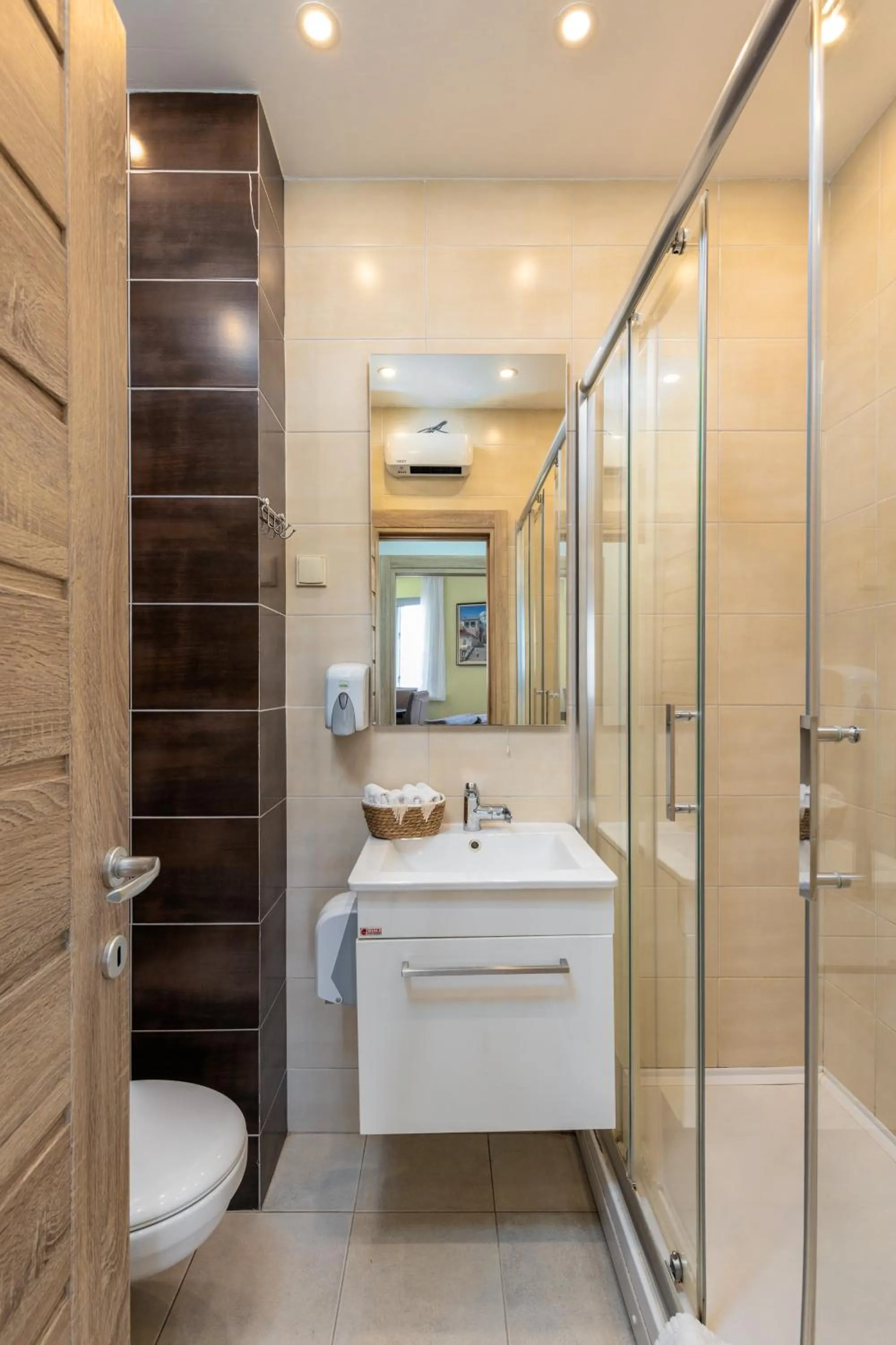 Shower in Apart hotel M S KATUNJANIN