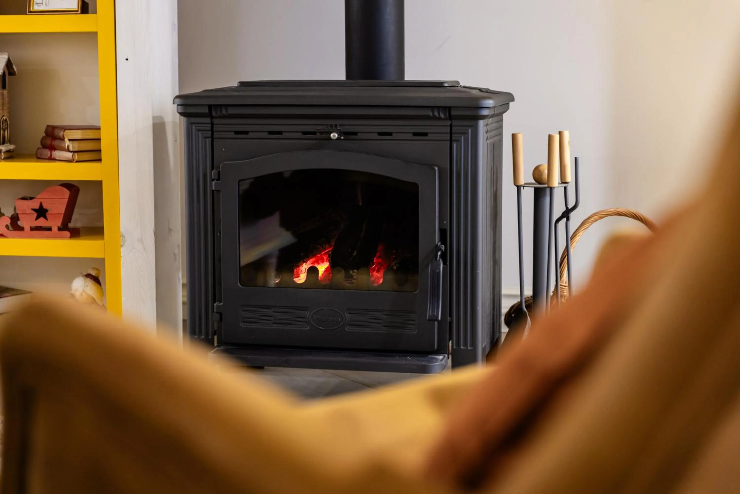 fireplace in Apart hotel M S KATUNJANIN