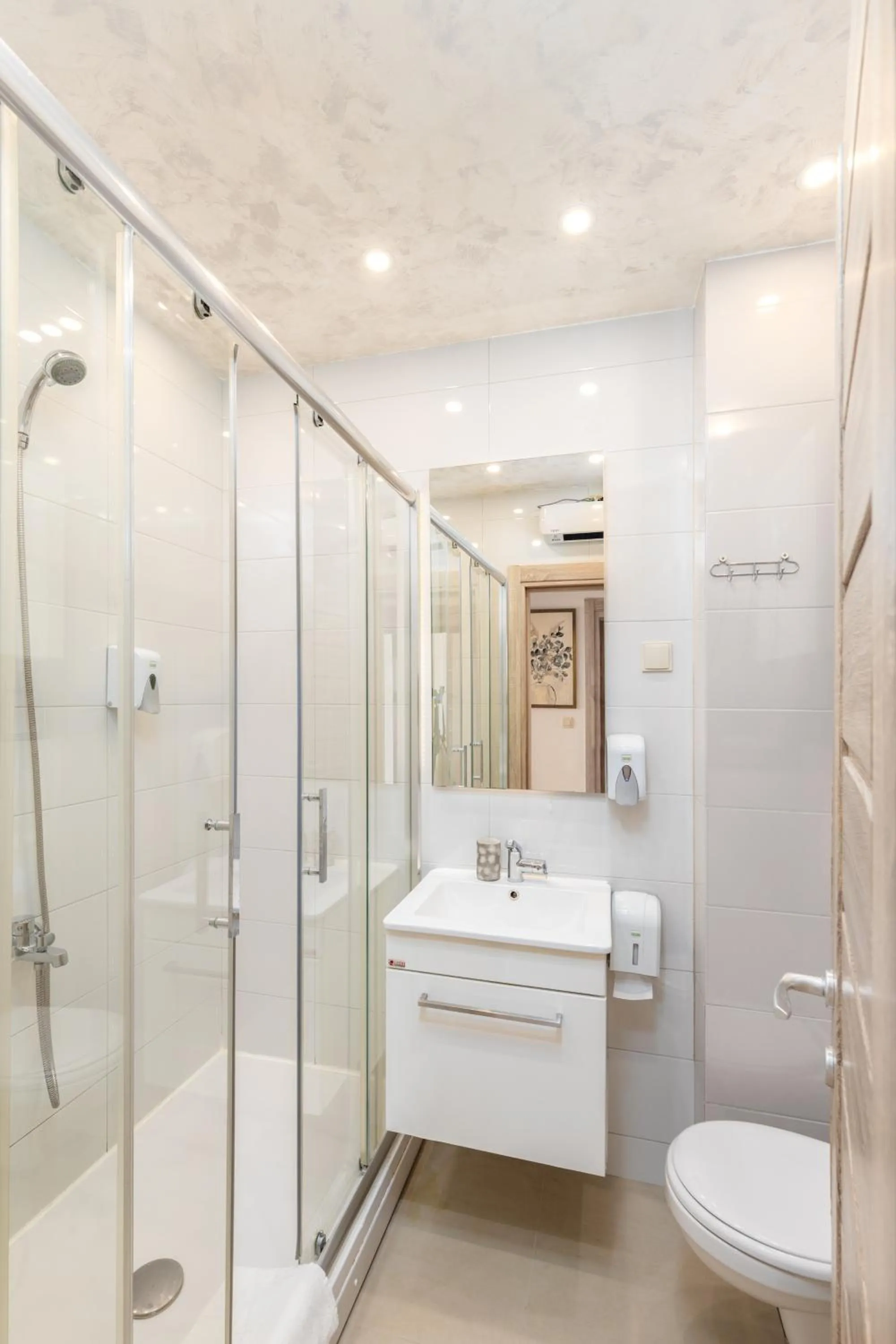 Shower in Apart hotel M S KATUNJANIN