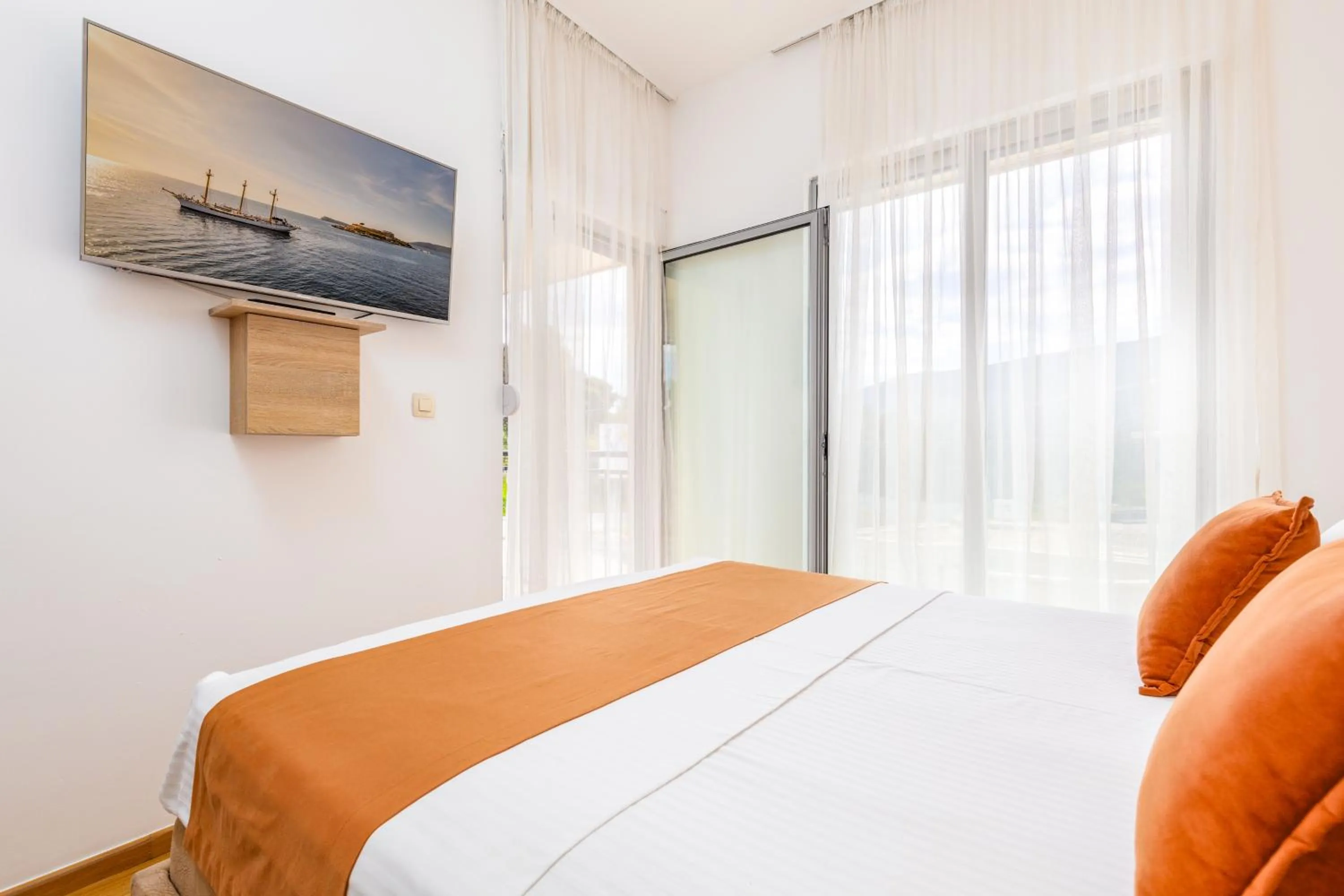 Communal lounge/ TV room, Bed in Apart hotel M S KATUNJANIN