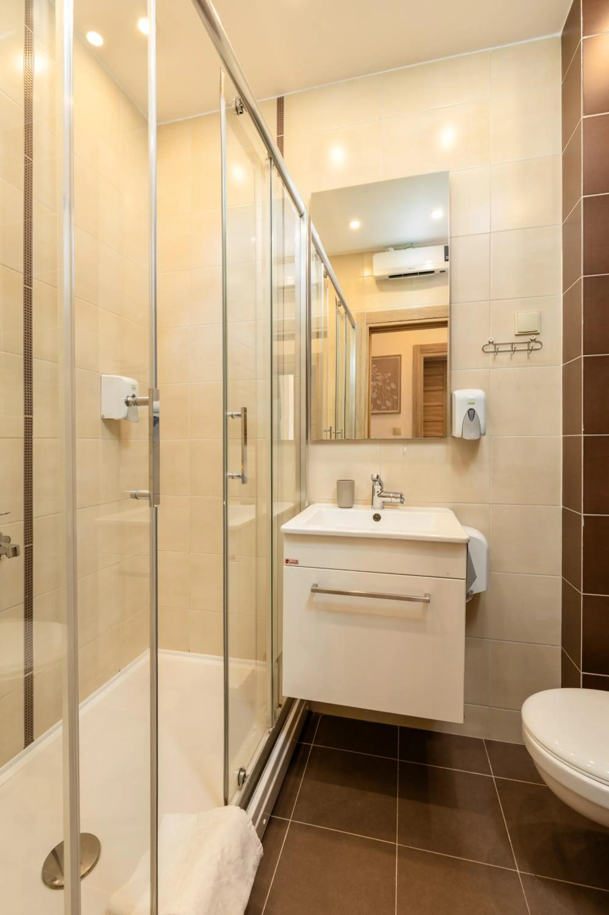 Shower in Apart hotel M S KATUNJANIN