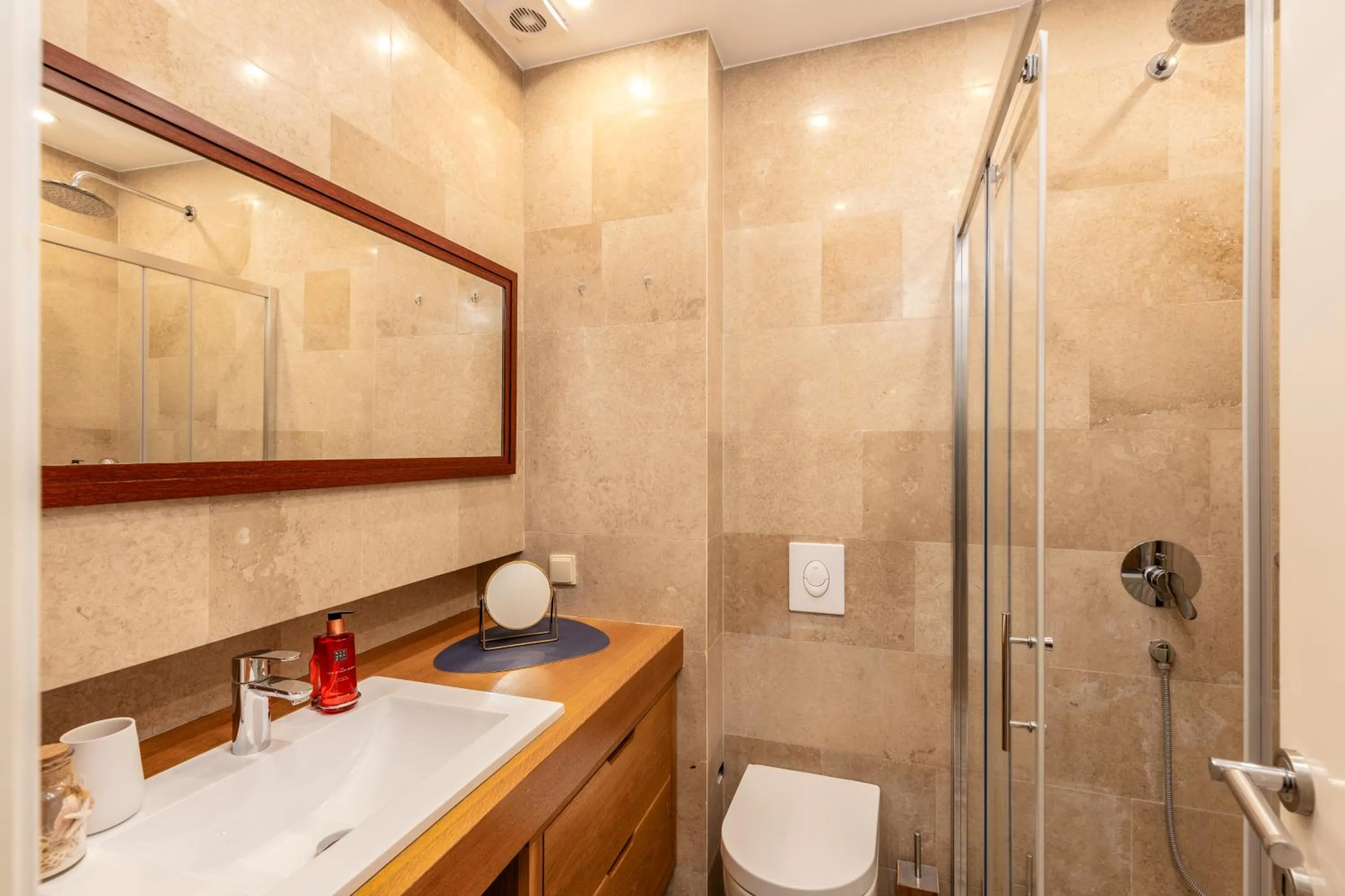 Bathroom in Apart hotel M S KATUNJANIN