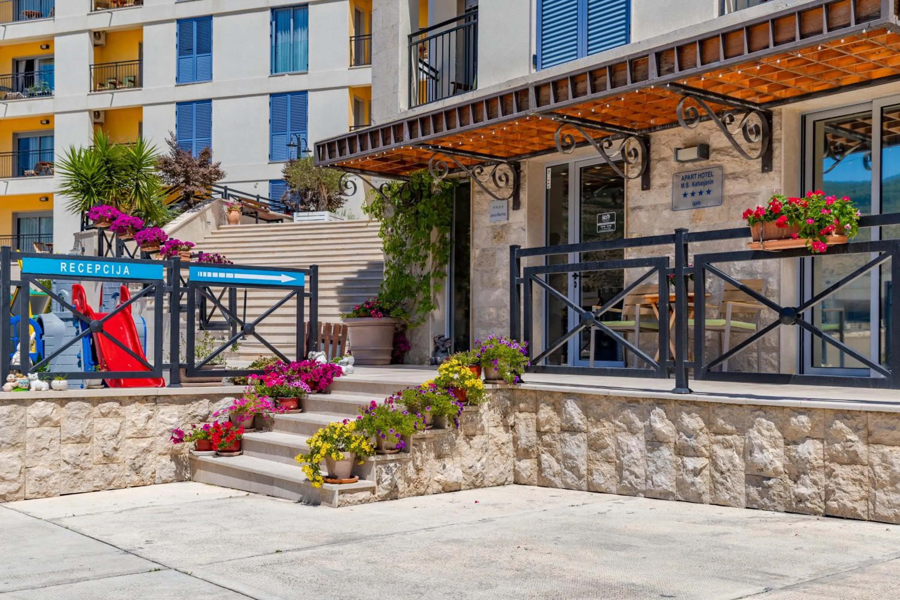 Lobby or reception in Apart hotel M S KATUNJANIN