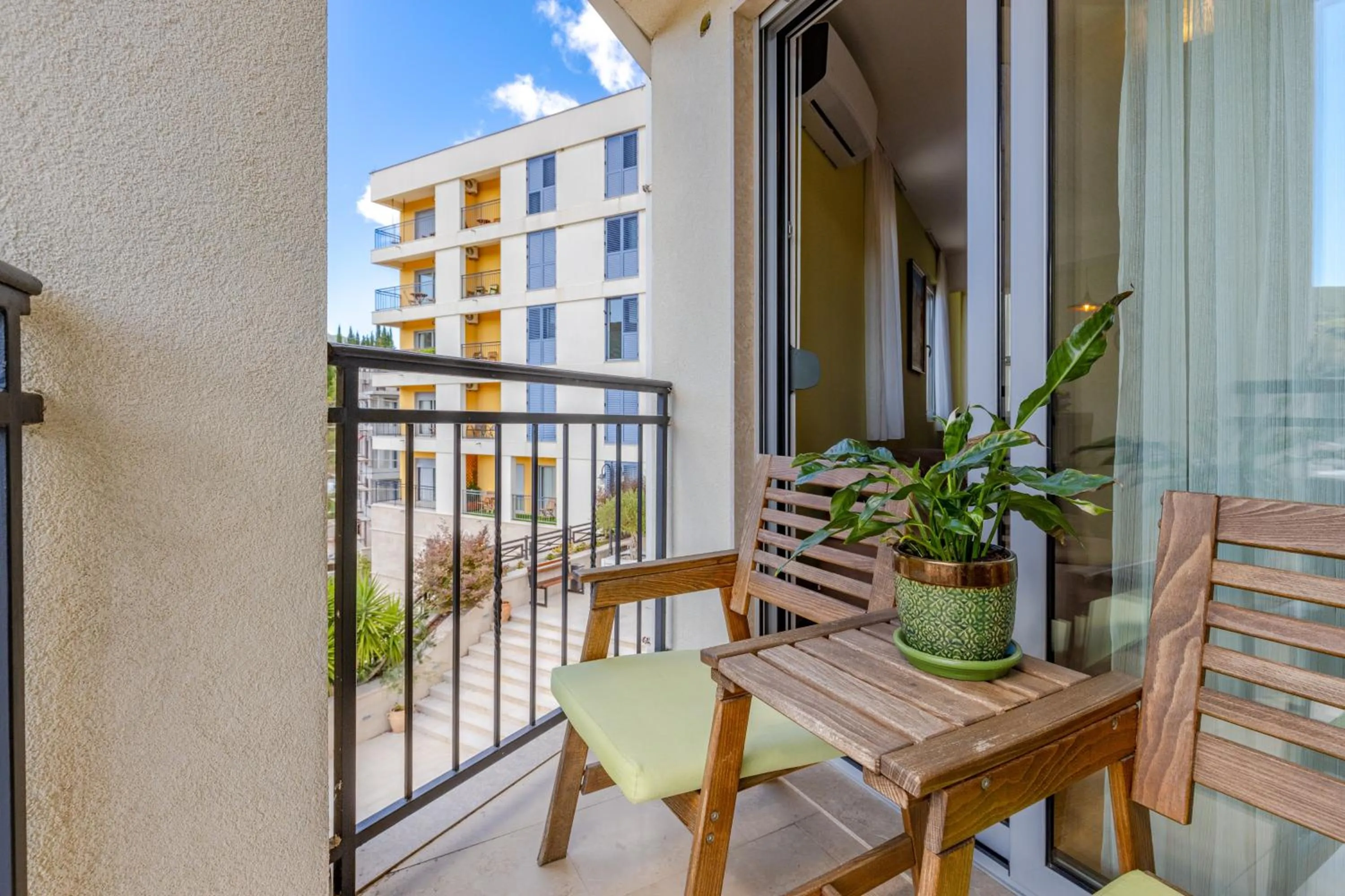 Patio in Apart hotel M S KATUNJANIN