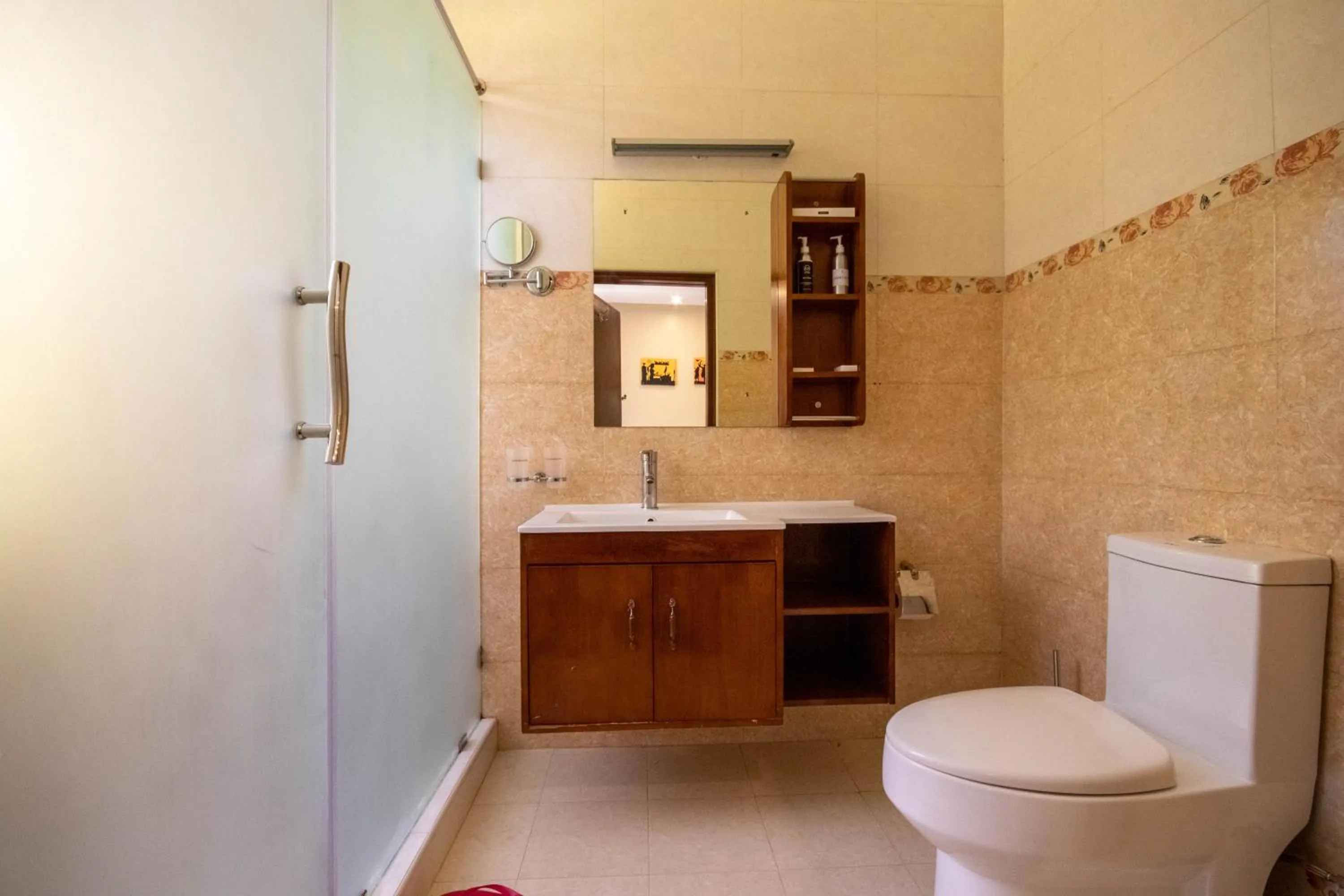 Bathroom in Falcon Heights Hotel