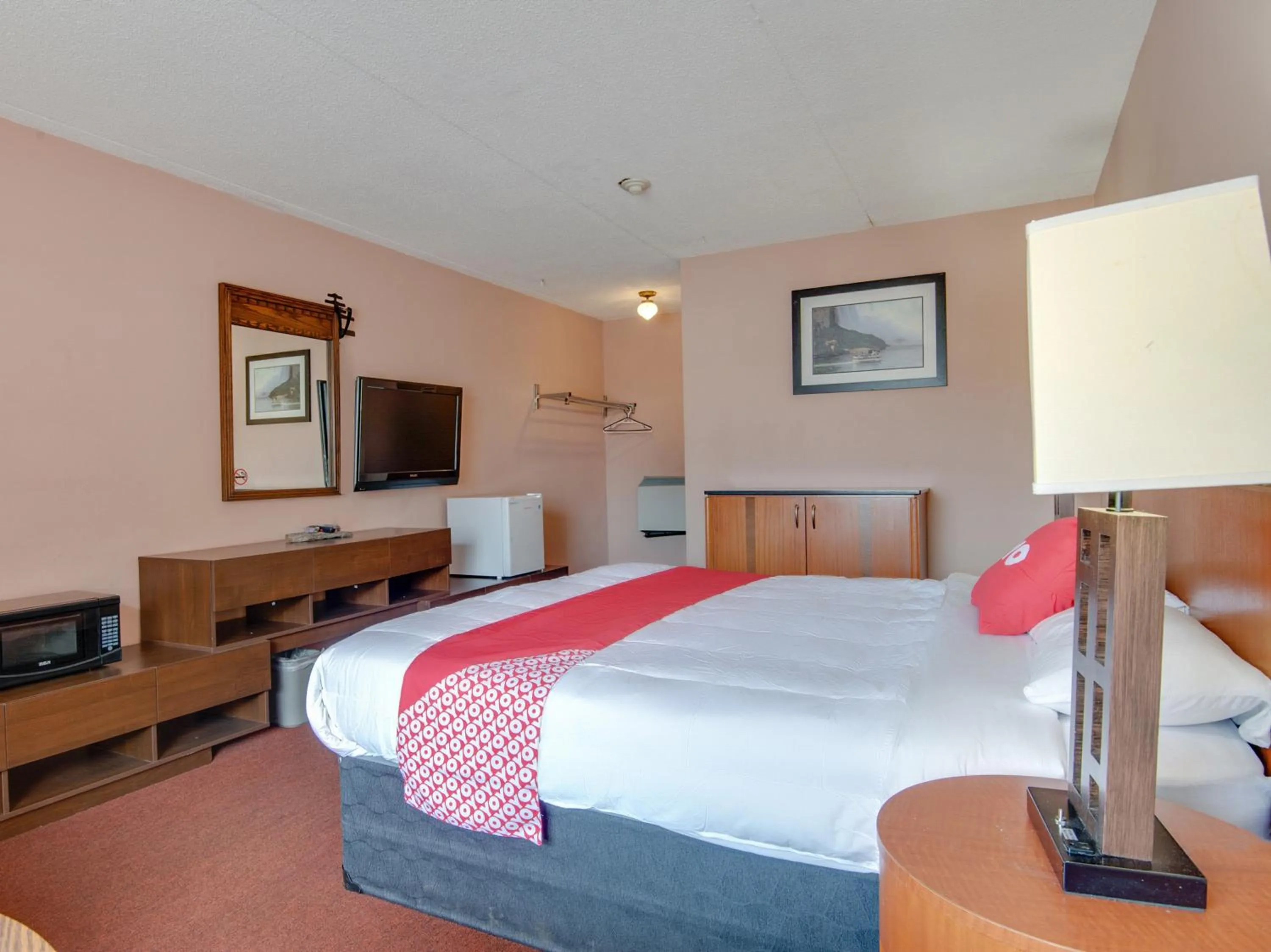 Bedroom in Falls Inn Near Casino Niagara By OYO