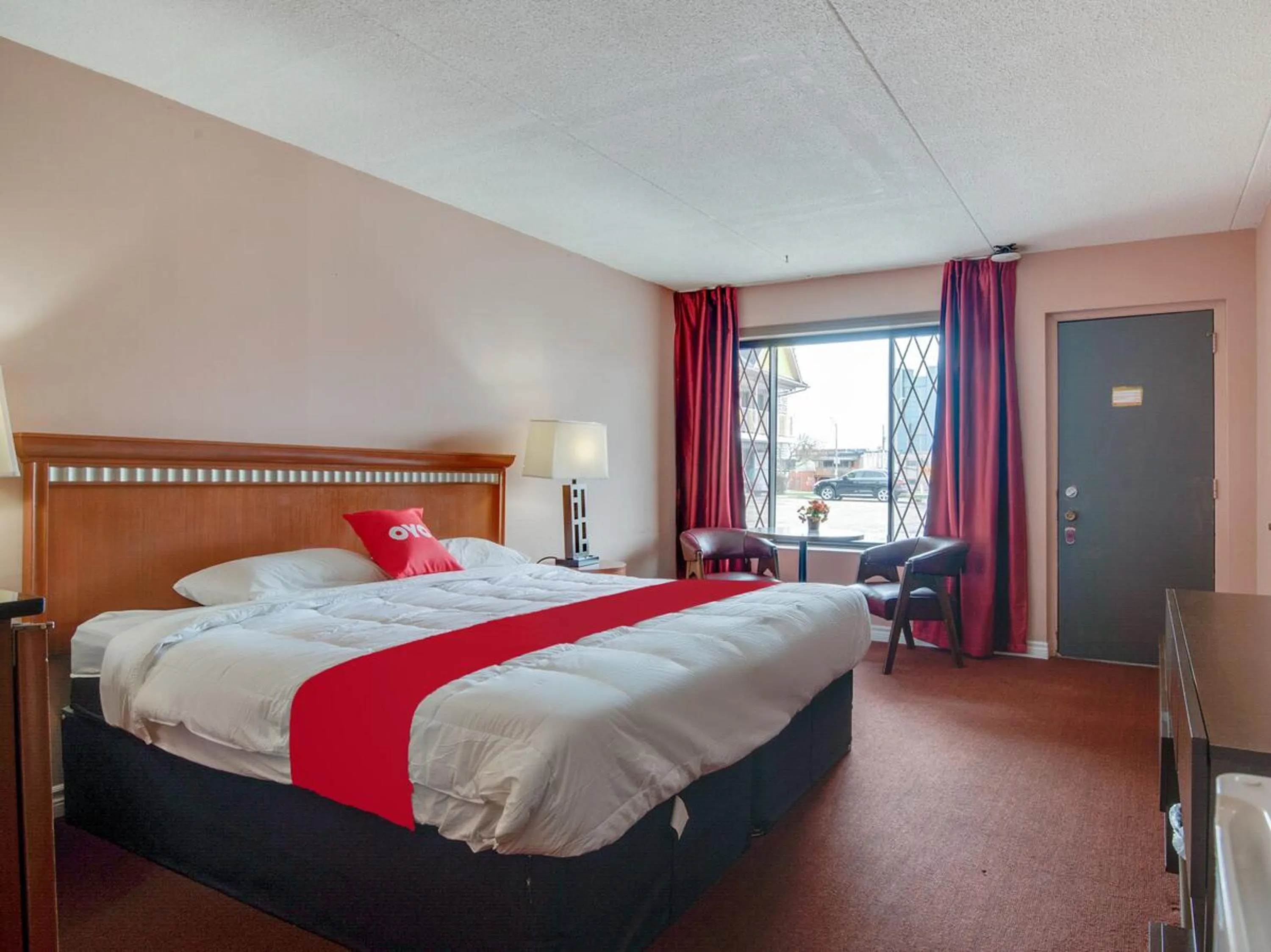 Bedroom in Falls Inn Near Casino Niagara By OYO