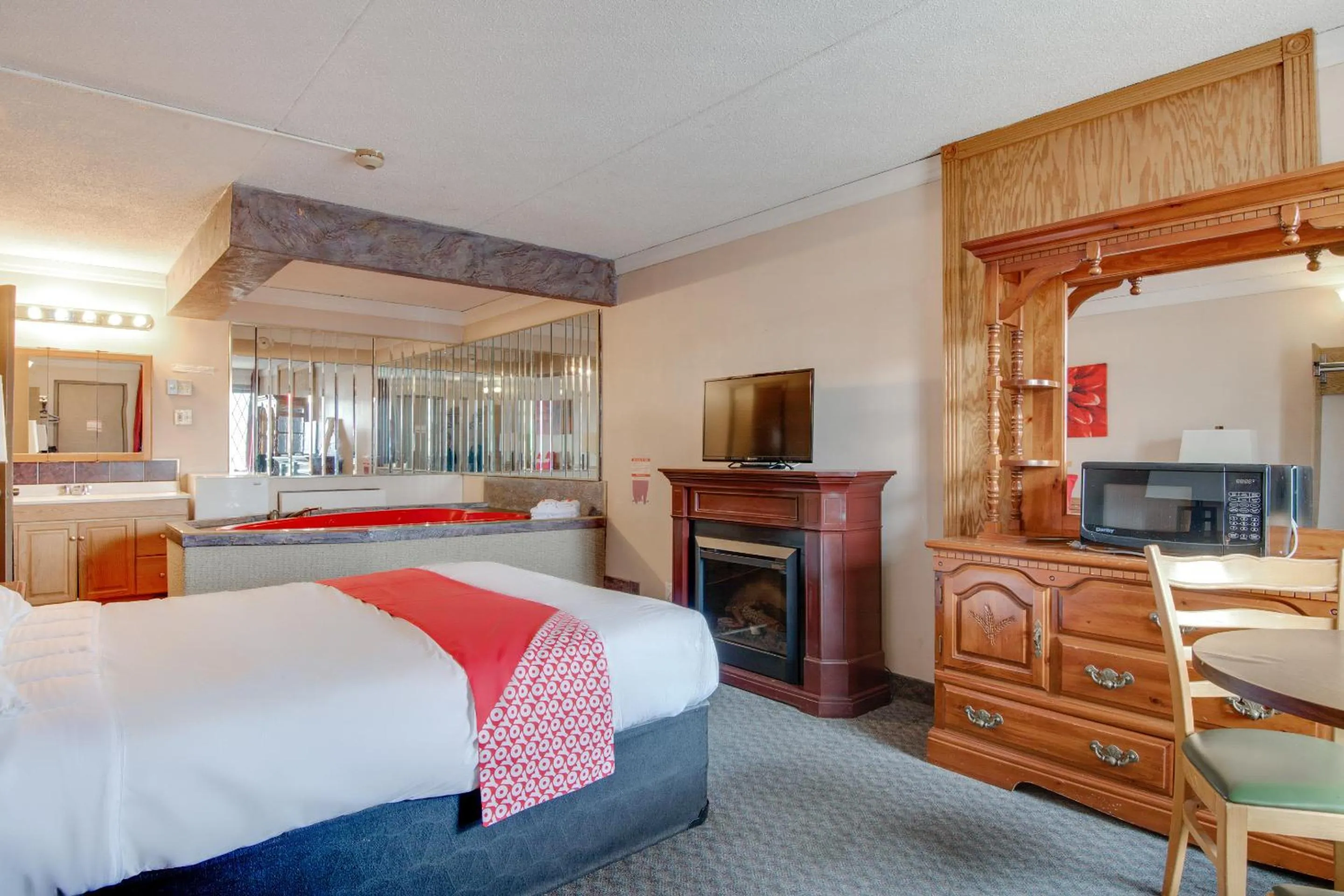 Bedroom, TV/Entertainment Center in Falls Inn Near Casino Niagara By OYO