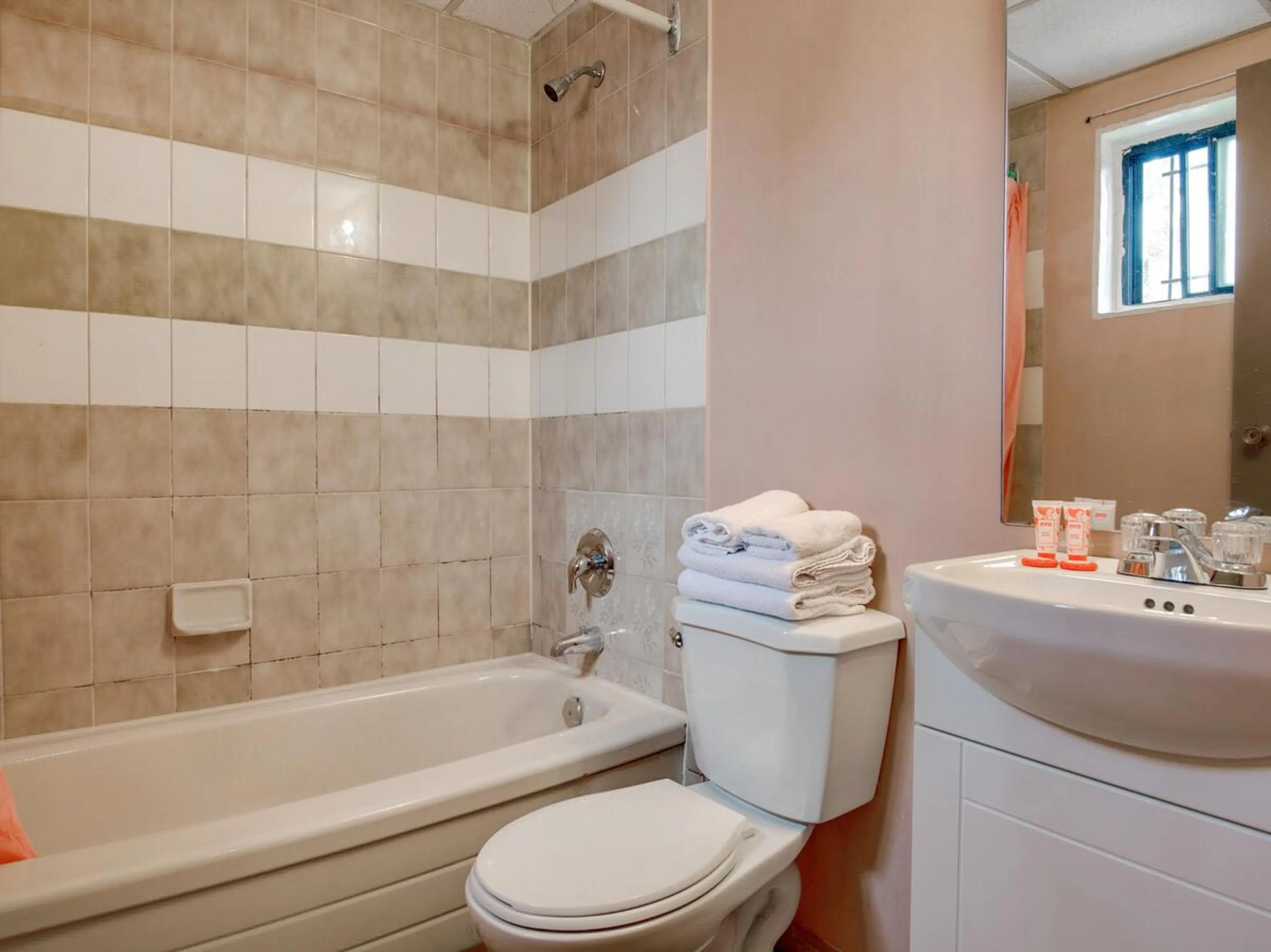 Bathroom in Falls Inn Near Casino Niagara By OYO