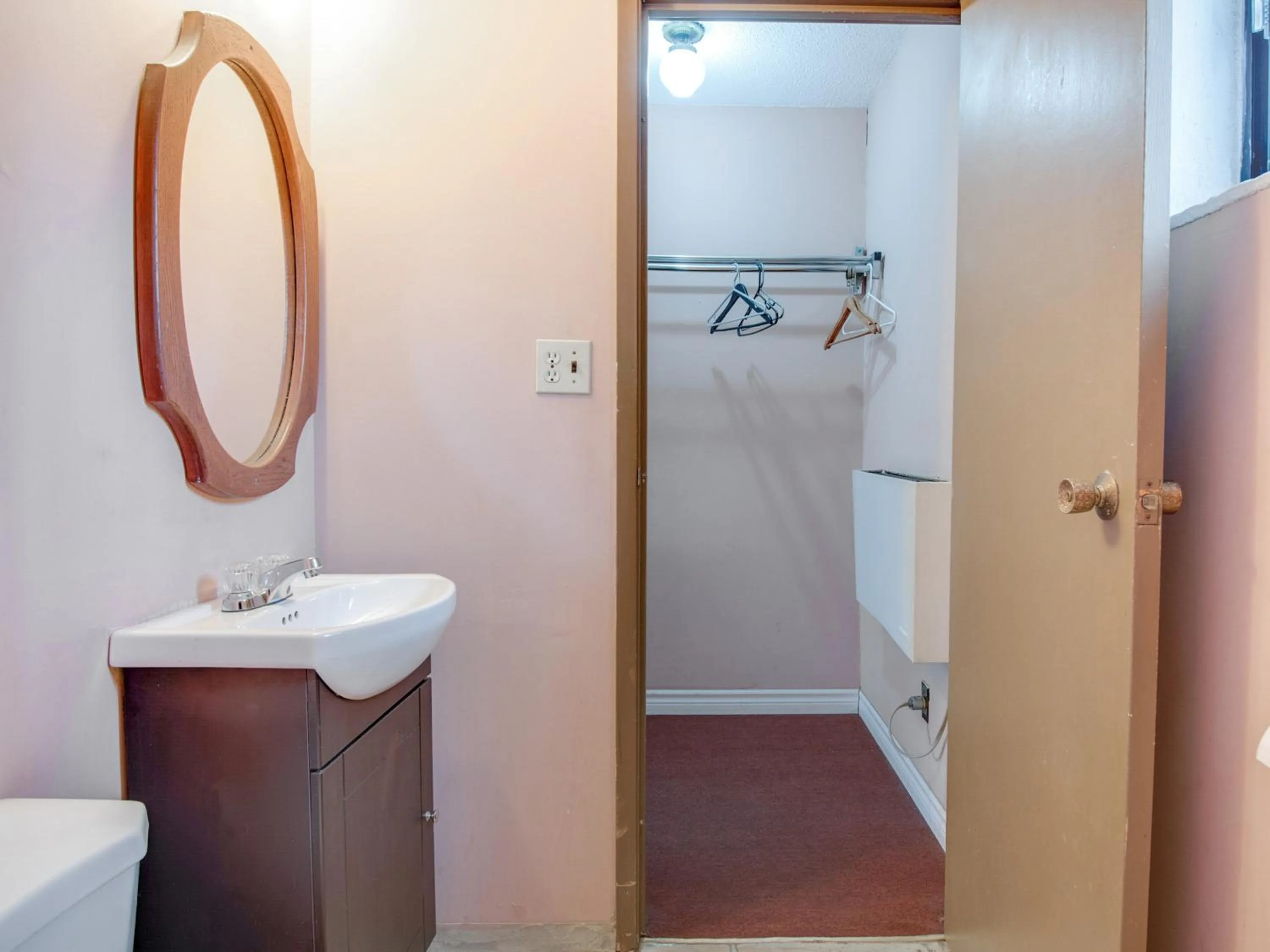 Bathroom in Falls Inn Near Casino Niagara By OYO