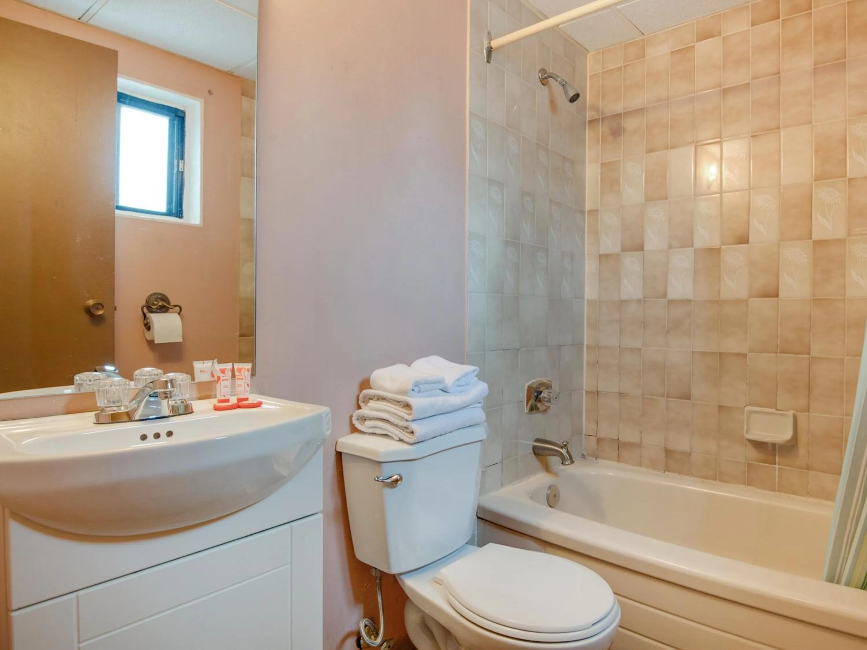 Bathroom in Falls Inn Near Casino Niagara By OYO