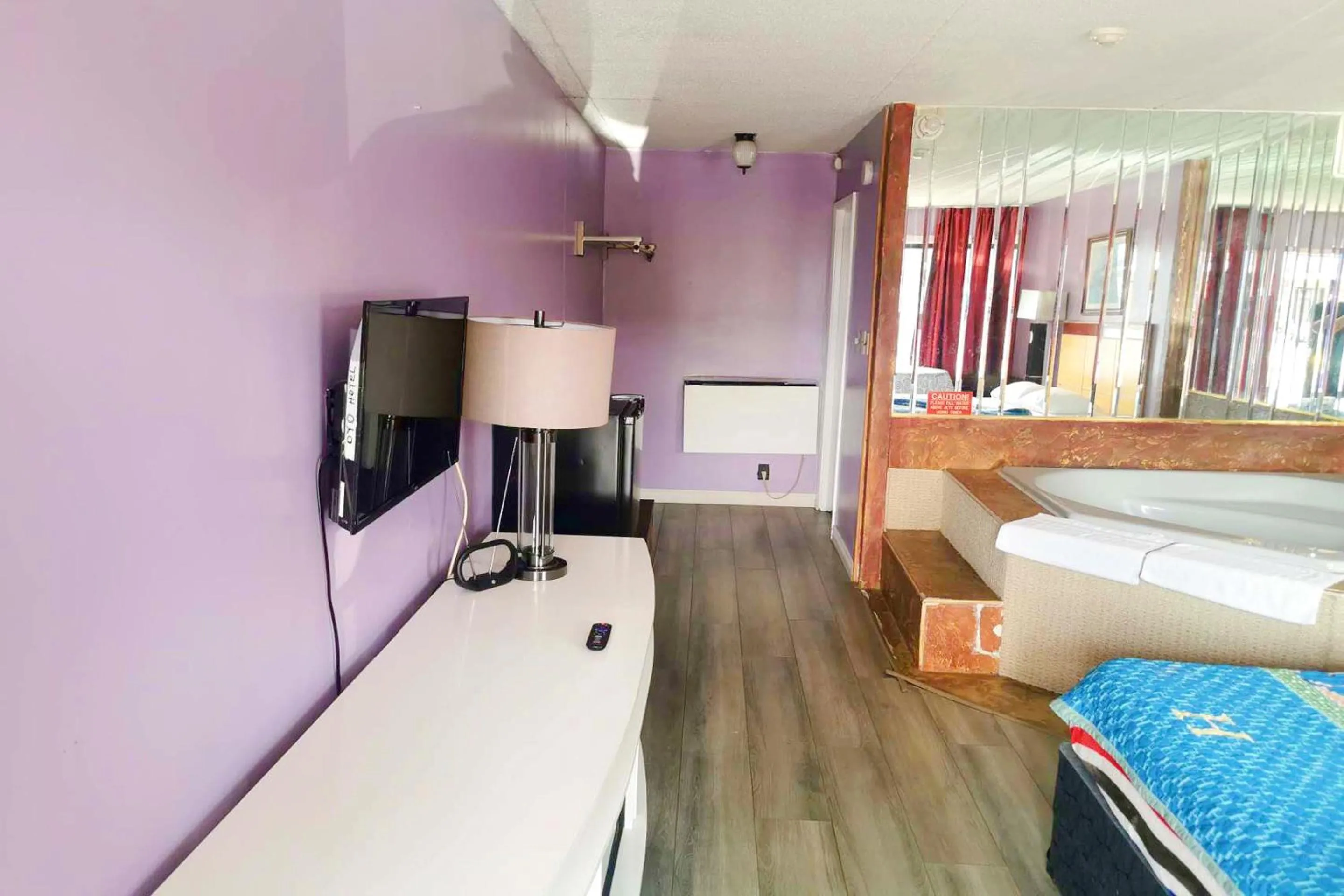 Bedroom, TV/Entertainment Center in Falls Inn Near Casino Niagara By OYO