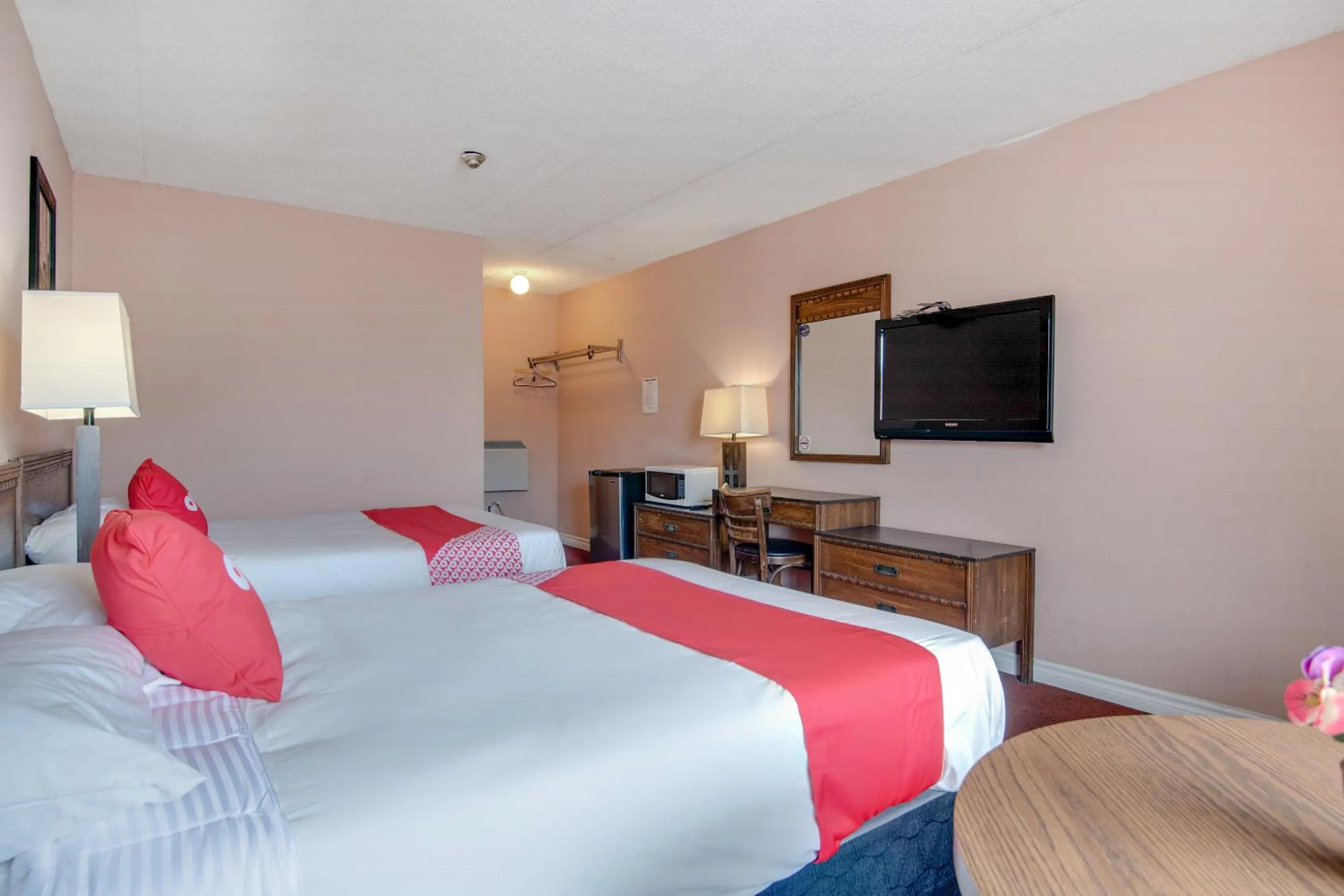 Bedroom in Falls Inn Near Casino Niagara By OYO