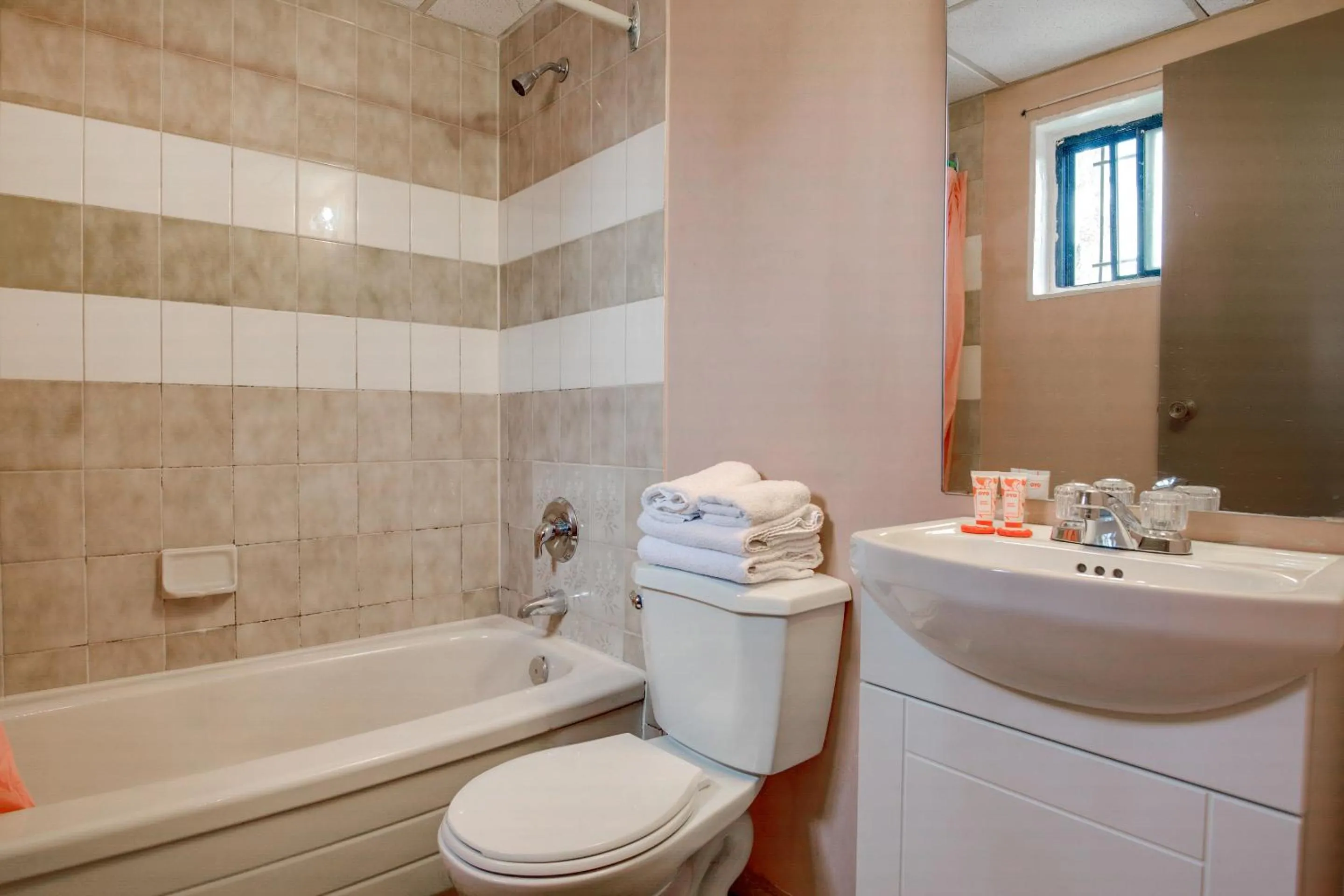 Bathroom in Falls Inn Near Casino Niagara By OYO