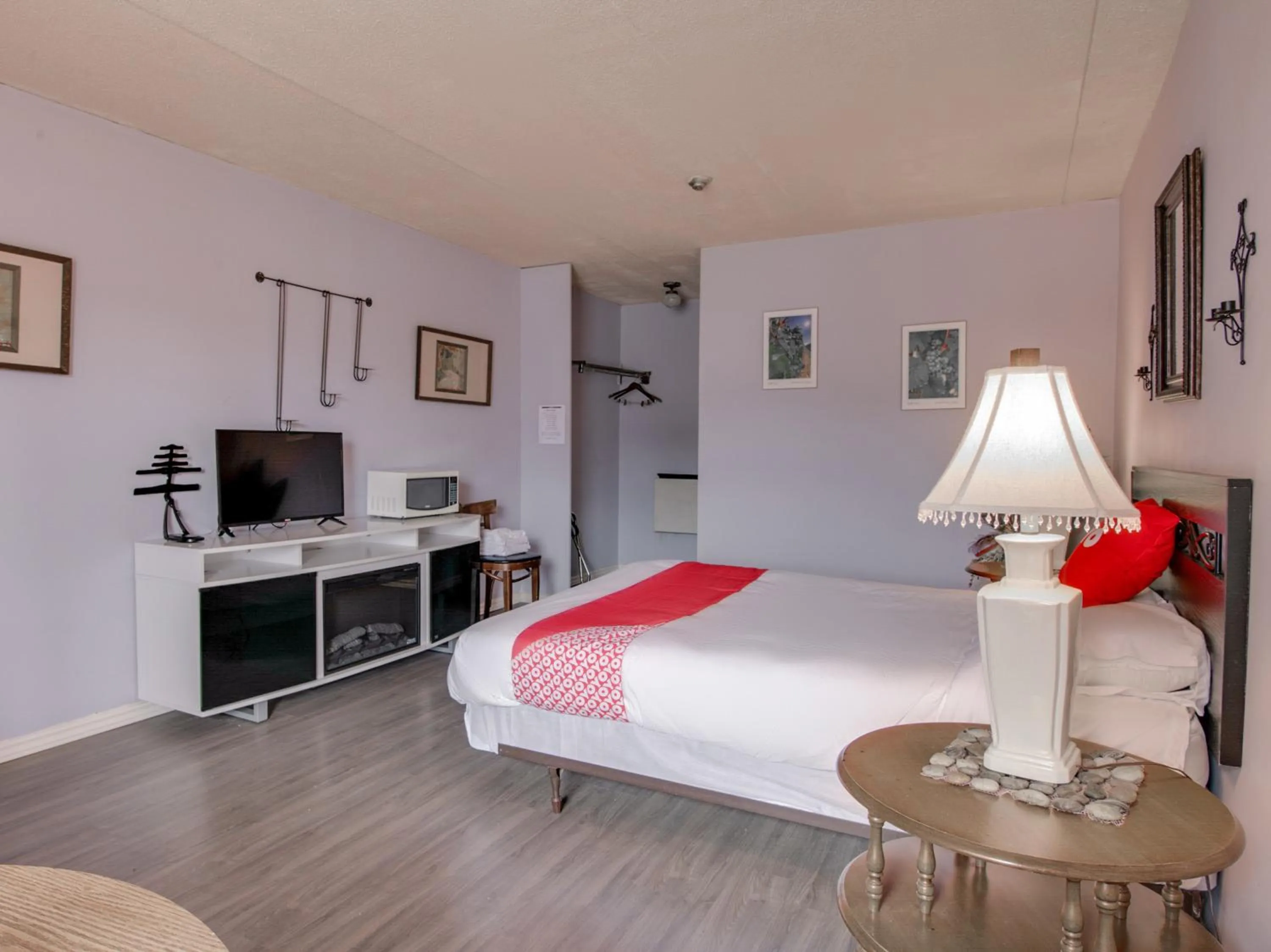 Bedroom in Falls Inn Near Casino Niagara By OYO