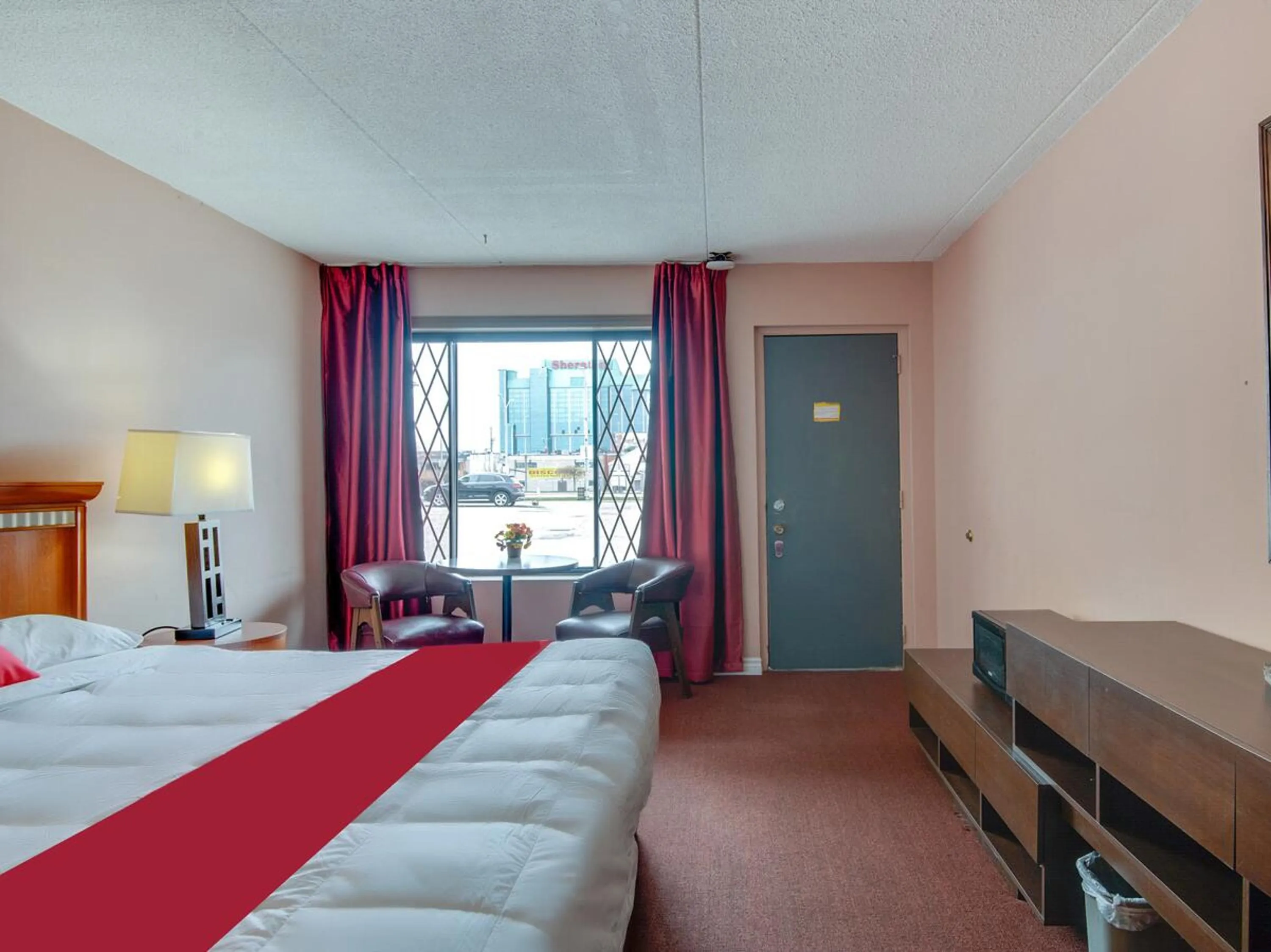 Dining area in Falls Inn Near Casino Niagara By OYO