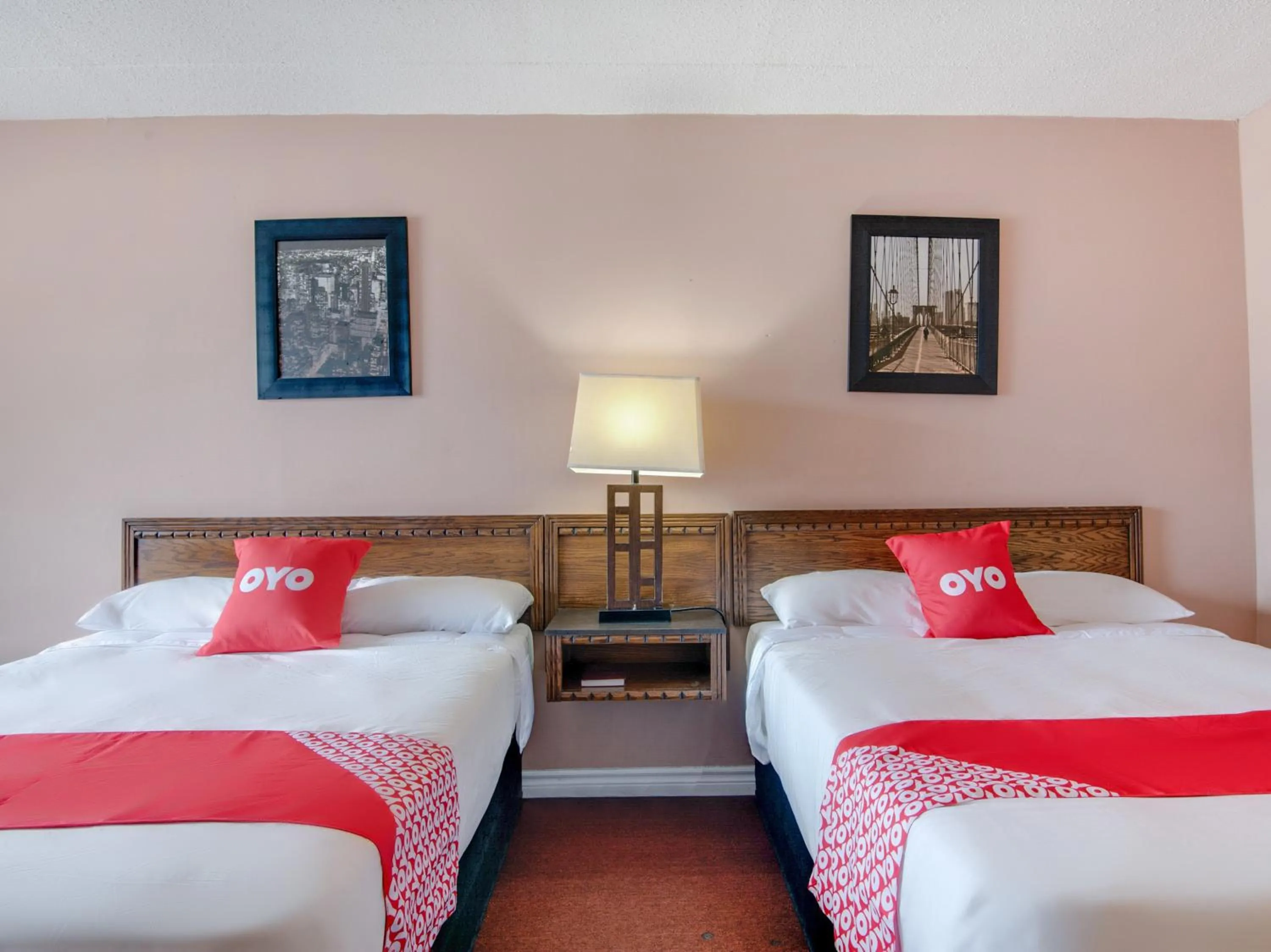 Bedroom in Falls Inn Near Casino Niagara By OYO