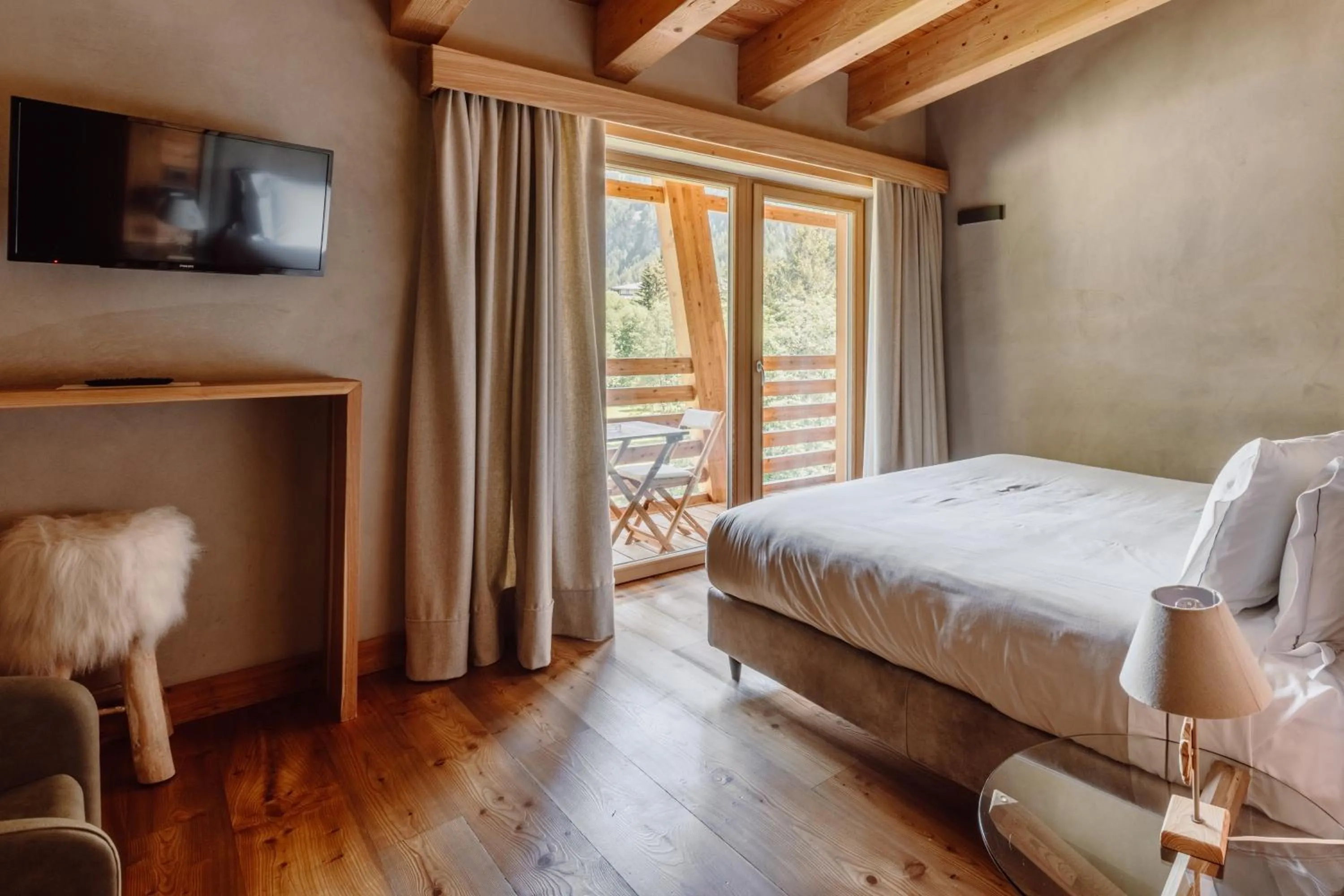 Bedroom, Bed in Au Charmant Petit Lac - Ecohotel Parc & Spa